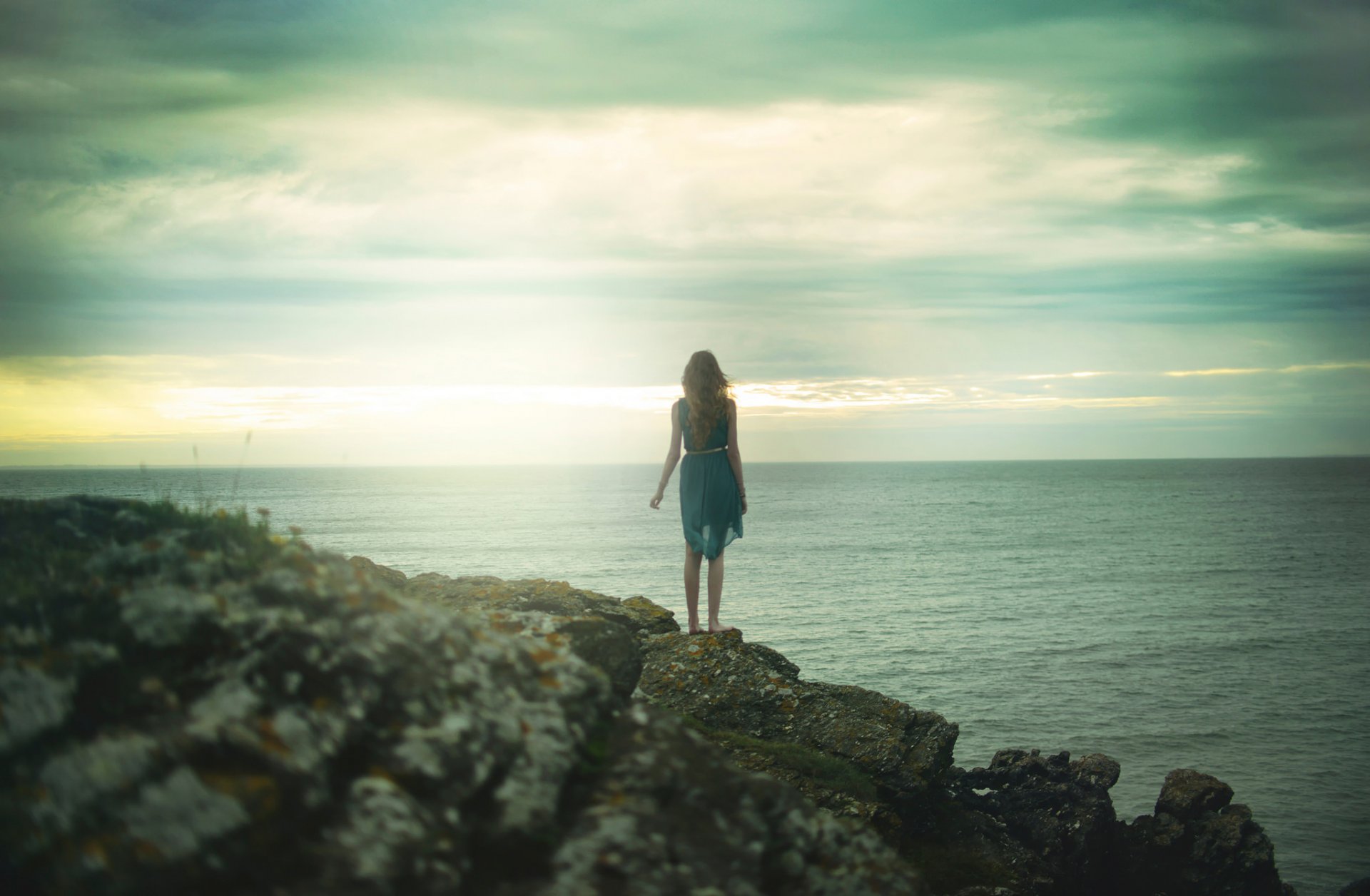 mare pietre rocce ragazza vestito paesaggio