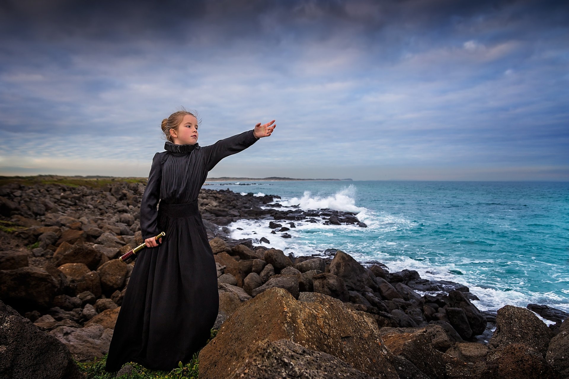 mädchen kleid fernrohr meer steine küste warten