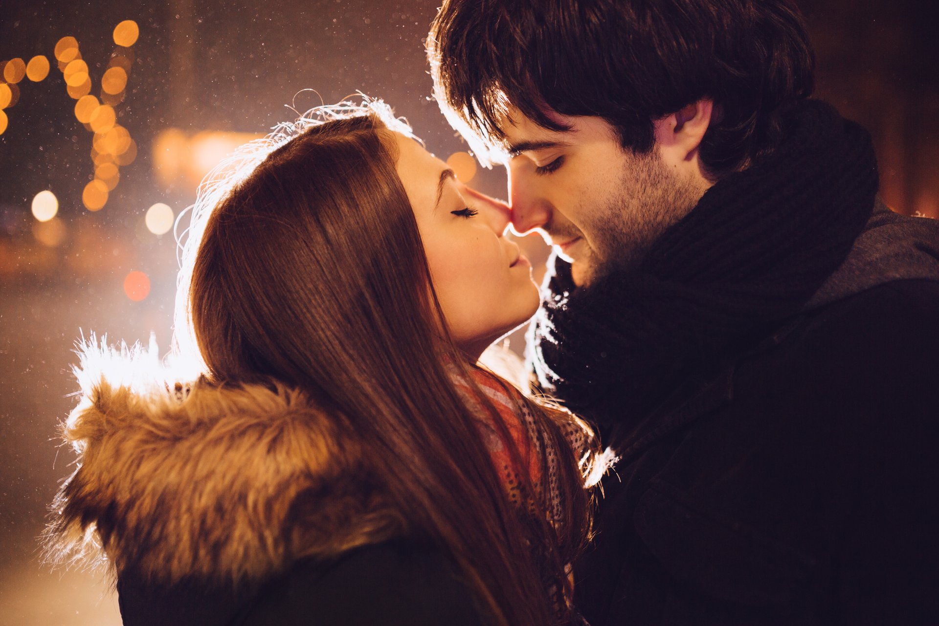 la jeune fille les jeunes les relations le couple le gars un baiser un rendez-vous
