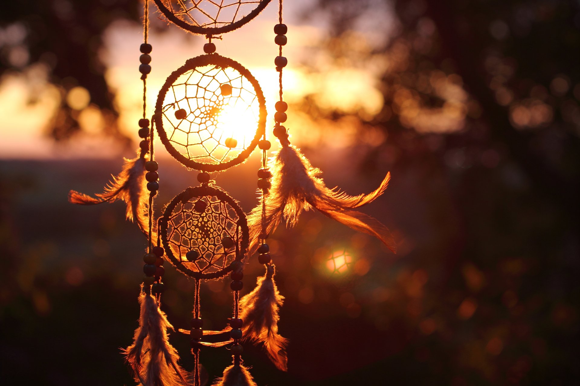 atrapasueños plumas hilos puesta de sol