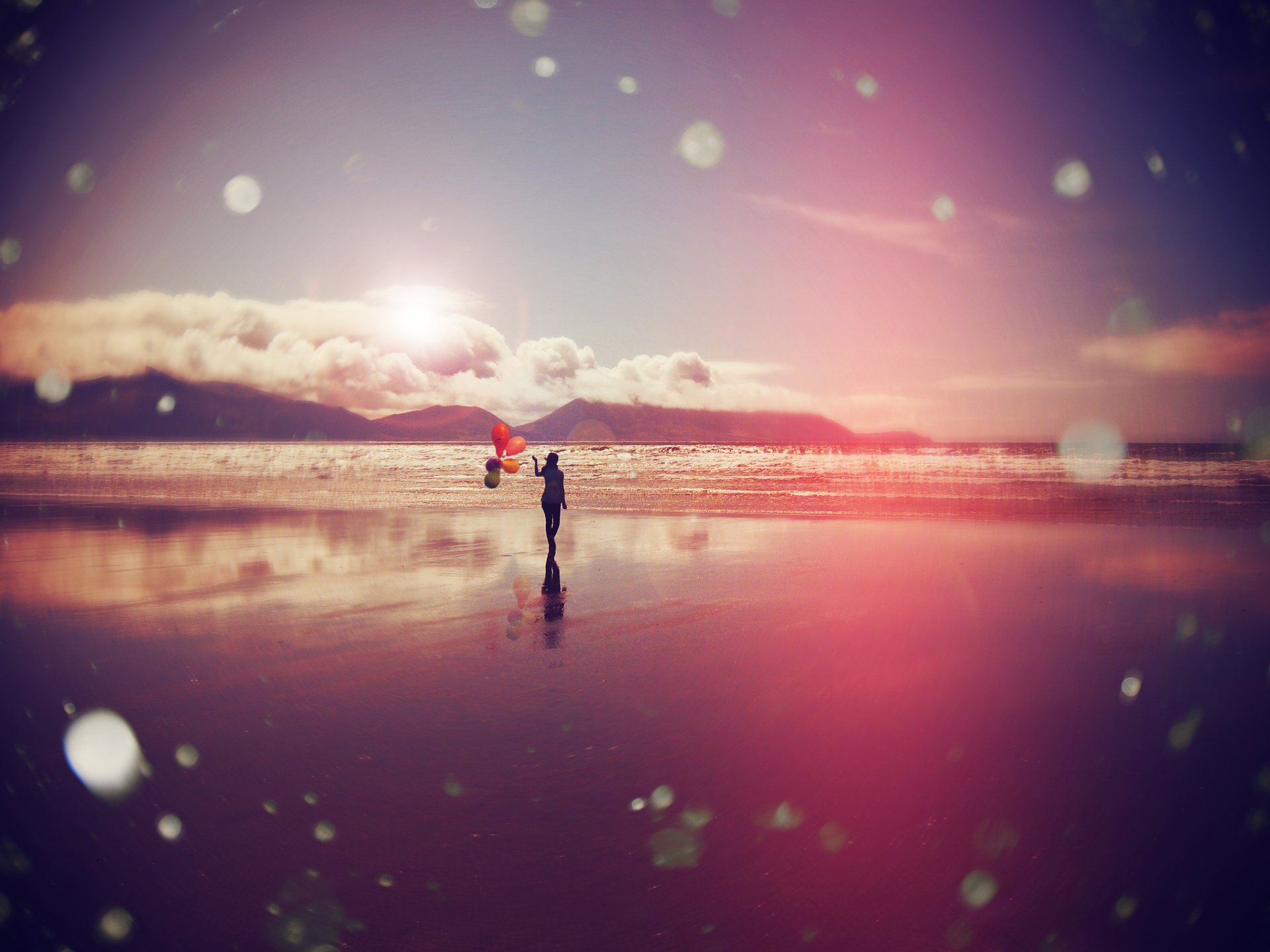 ragazza mare nuvole palloncini riva surf