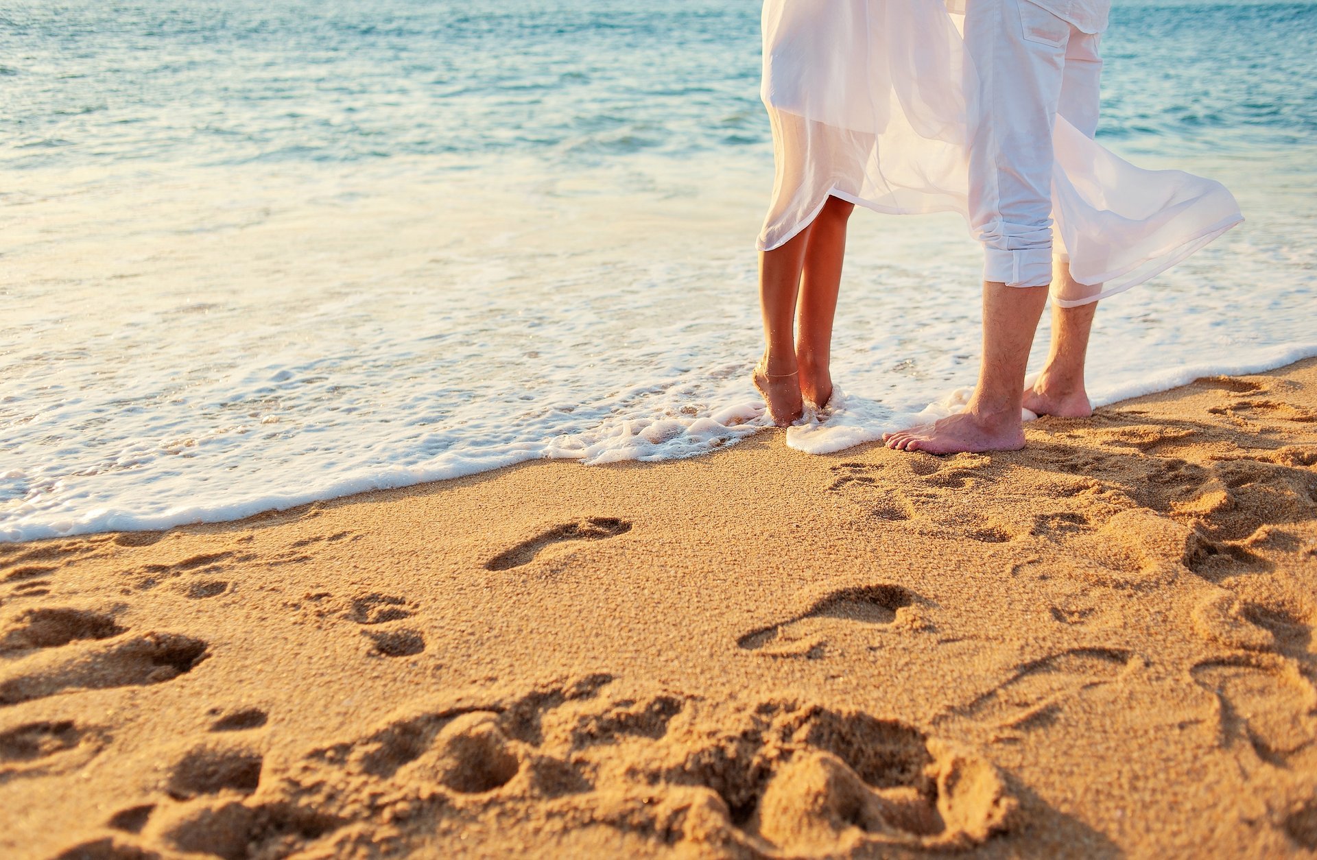feliz amor romántico hombre beso pareja playa mar arena