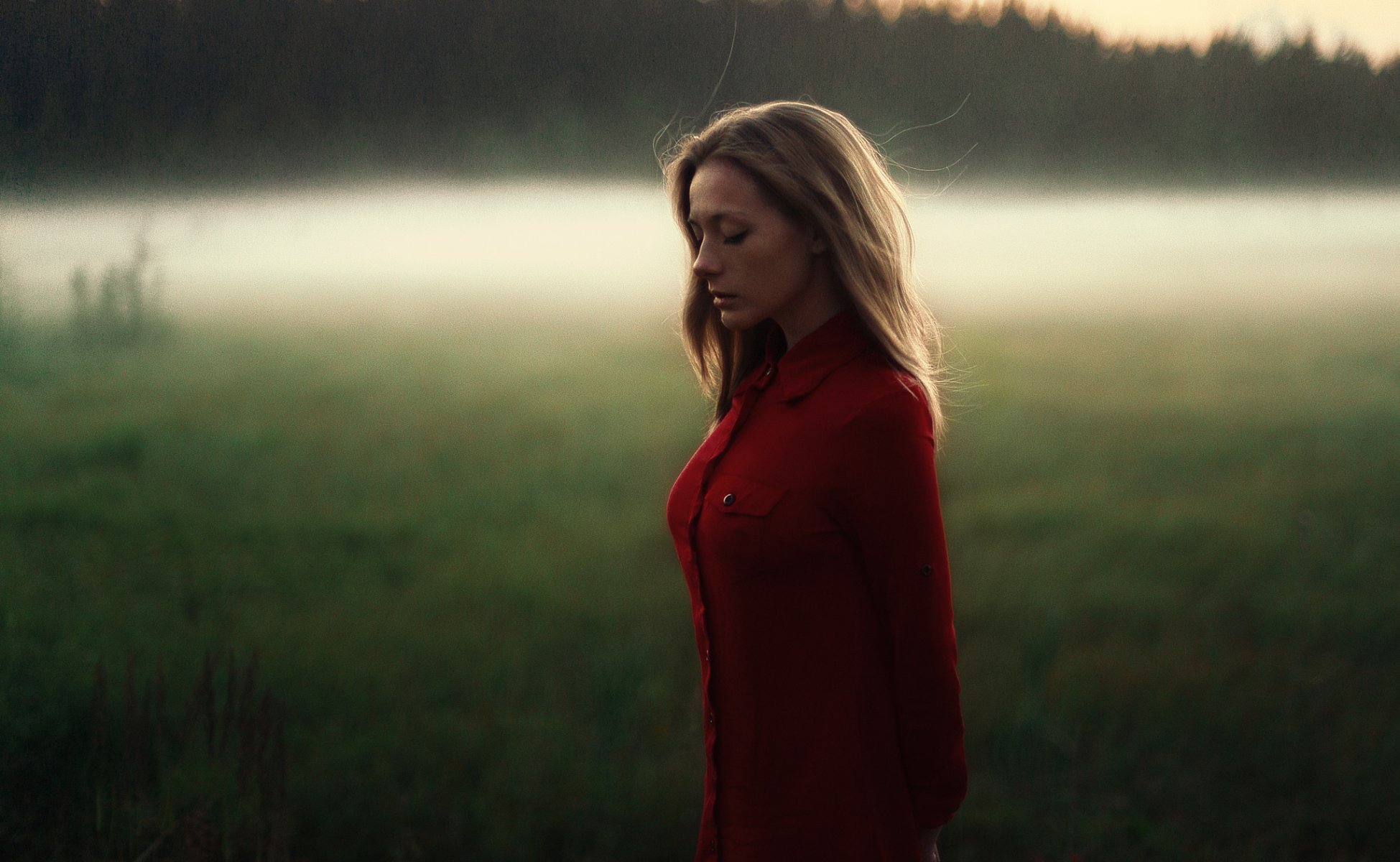 dziewczyna olga kobzar olga koszula czerwona szatynka smutek zamyślenie modelka światło bokeh pole zachód słońca pogoda portret tatiana mercalova wieczór