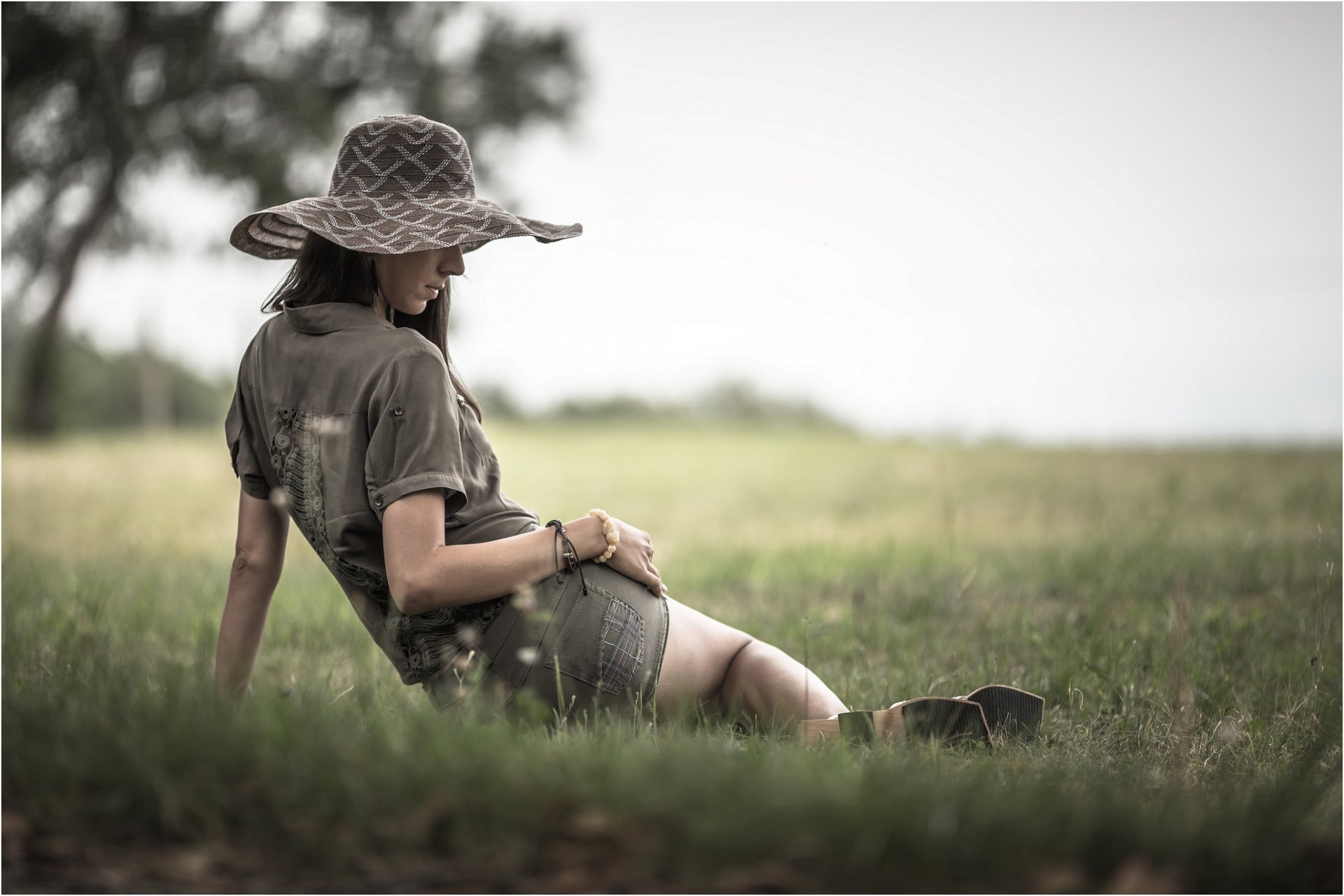 ragazza sull erba solitudine