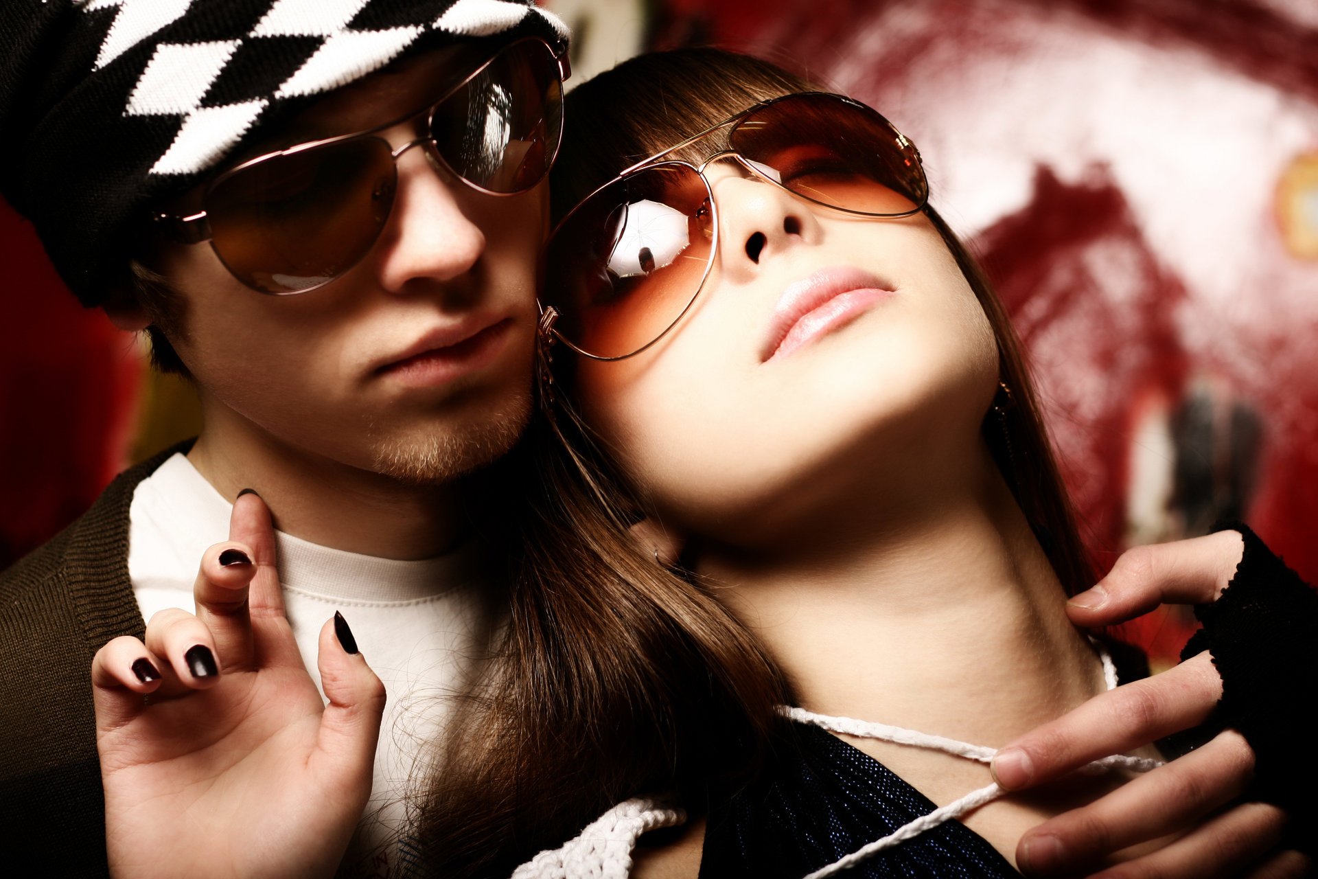 garçon fille couple lunettes chapeau manucure
