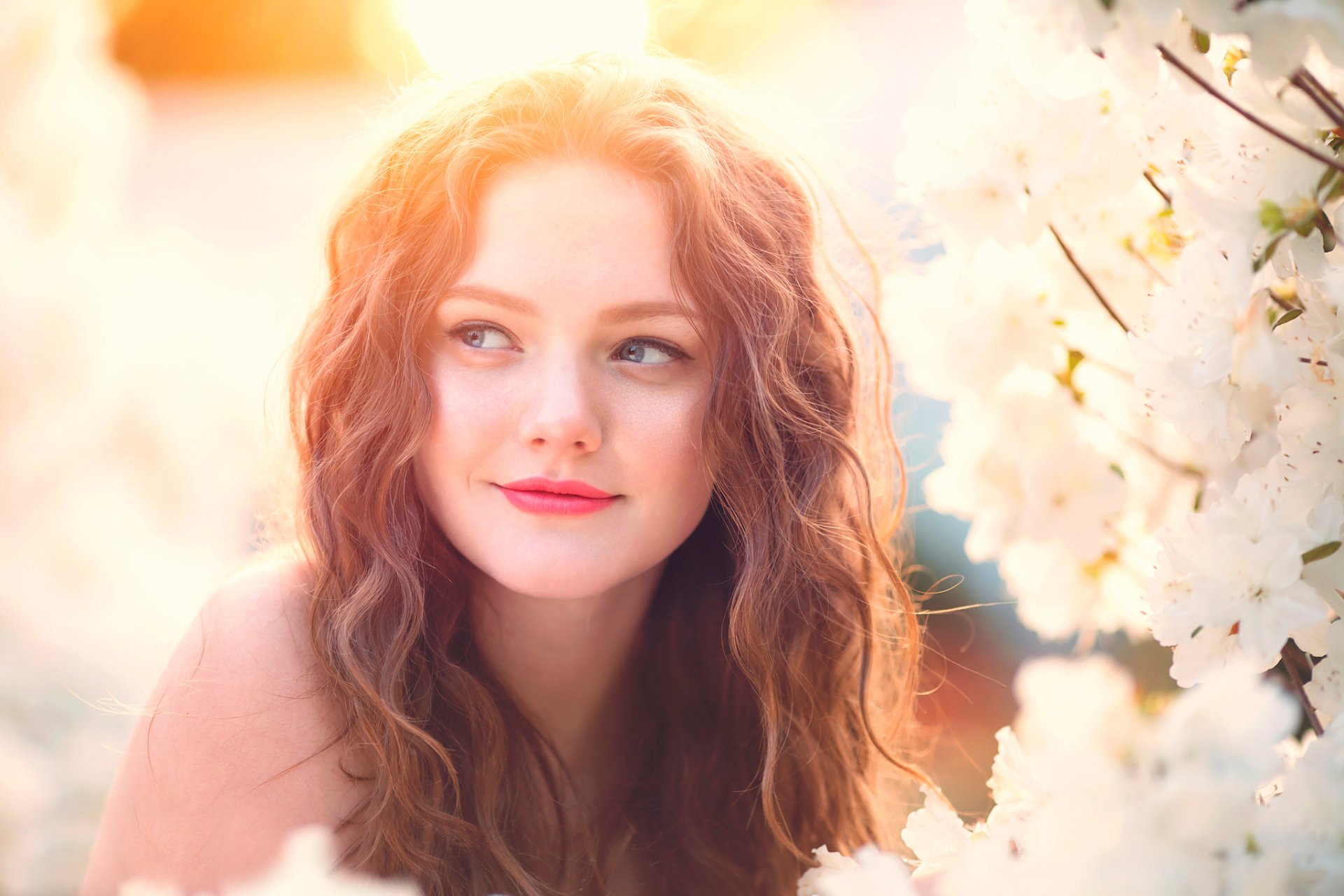 fleurs blanches jeune fille le maquillage le sourire la floraison aire de jeux pour prendre des photos
