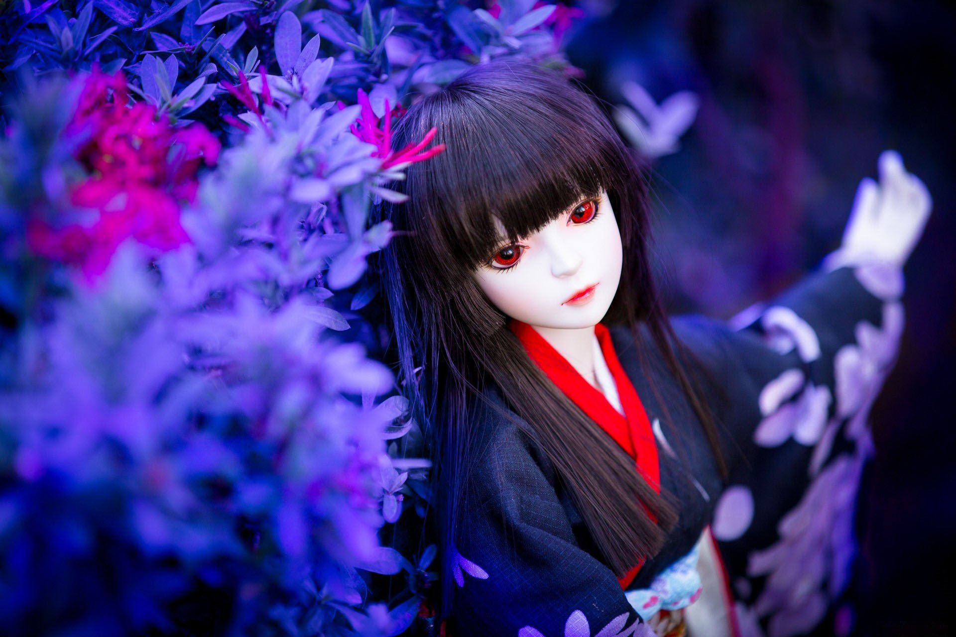 poupée jouet yeux rouges brunette geisha végétation