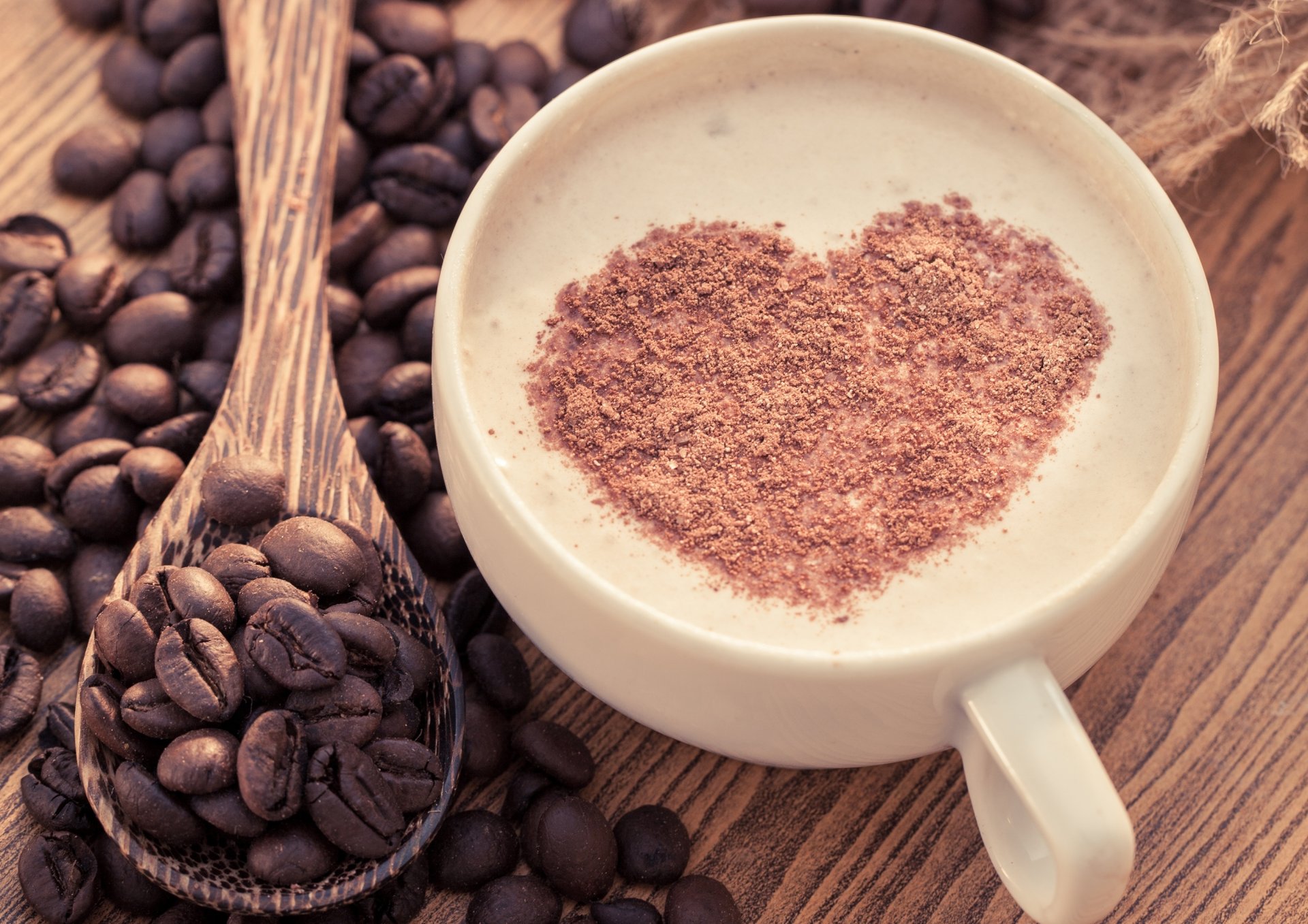 de café de cappuccino de la mousse le coeur le coeur le chocolat une cuillère