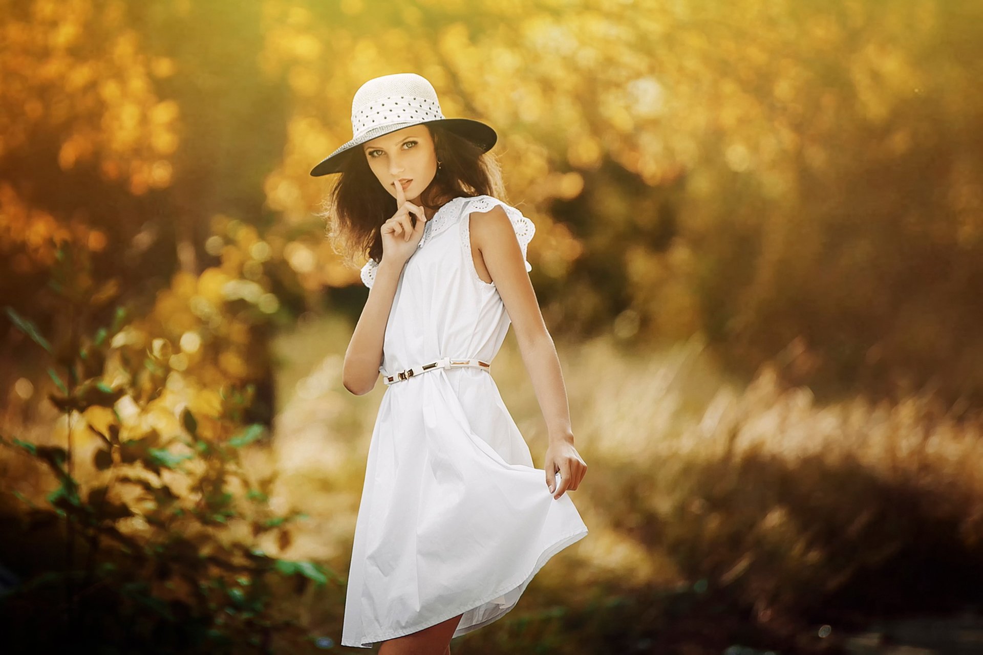 marie robe chapeau signe de silence