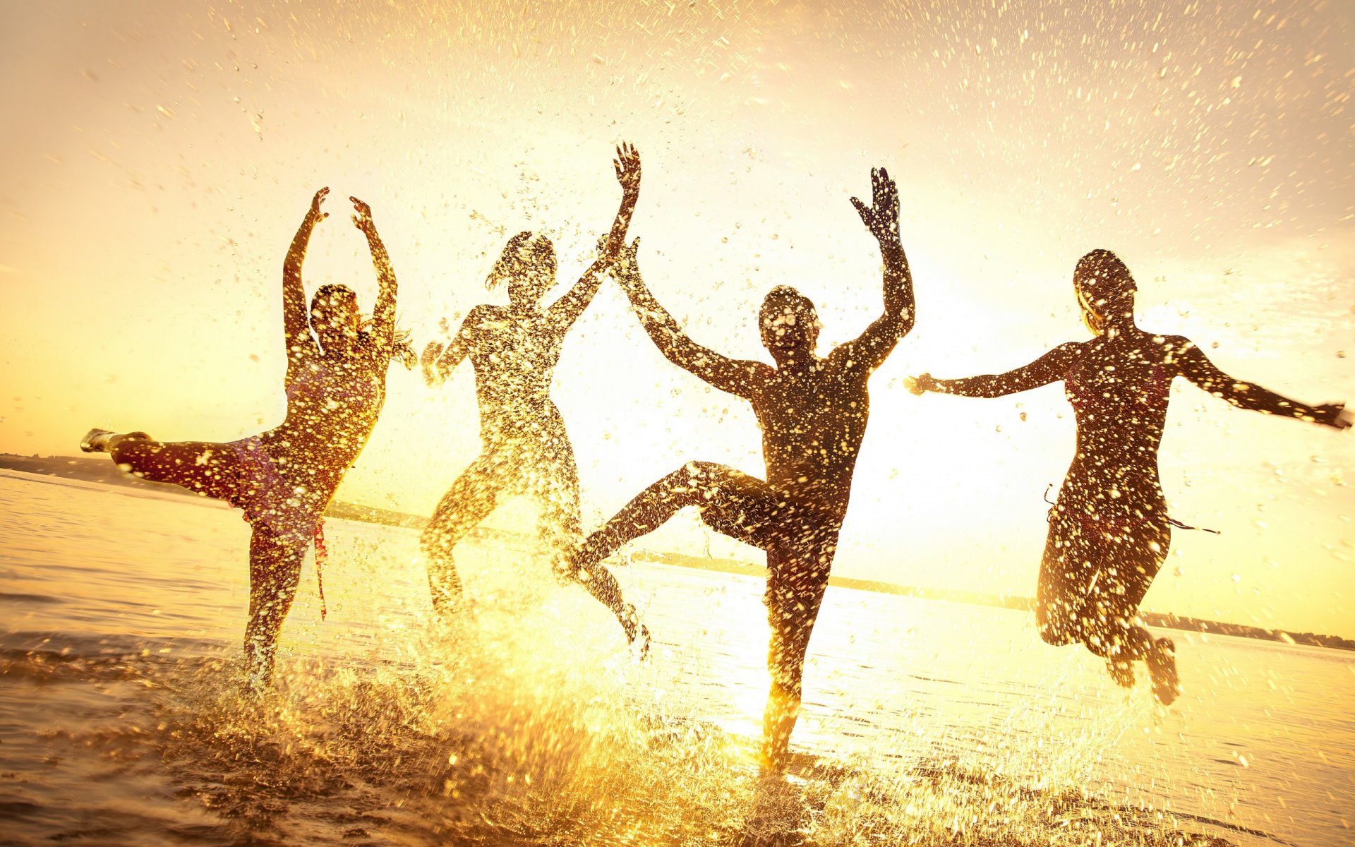 personas grupo verano agua gotas salpicaduras alegría chicas salto horizonte cielo amanecer atardecer luz rayos siluetas contorno formas