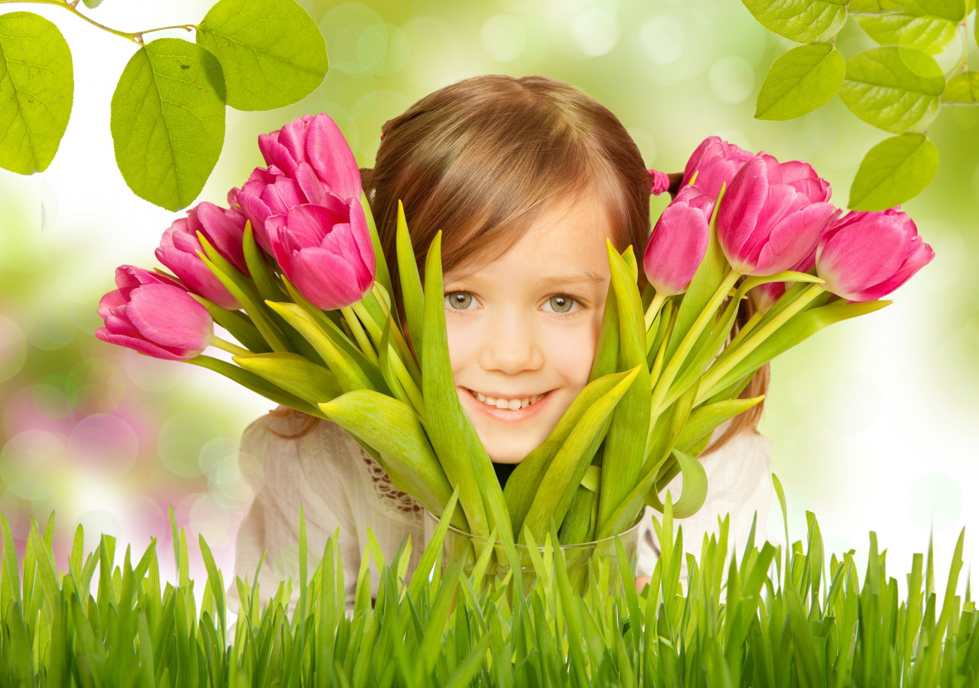 mädchen lächeln gras zweige blätter blumen blumenstrauß tulpen