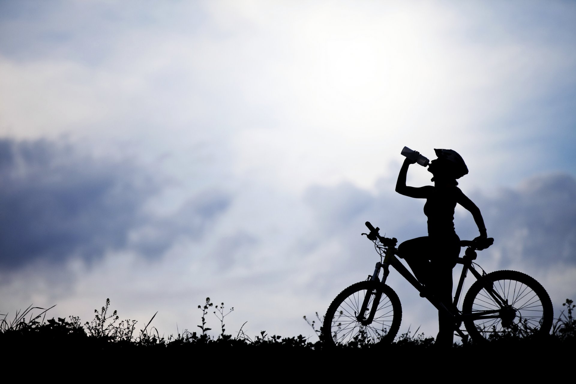 mädchen natur fahrrad silhouette wasserflasche