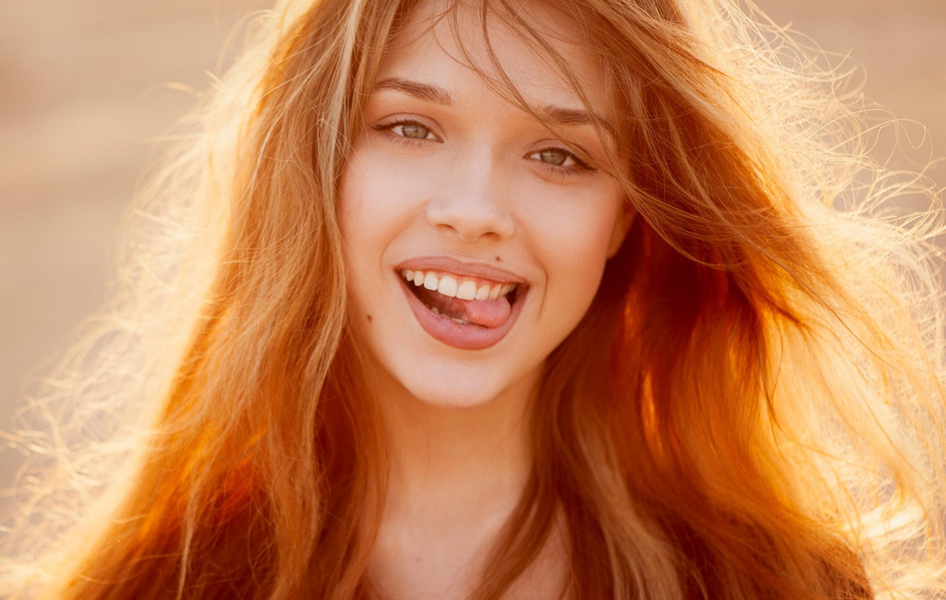 la jeune fille sourire été beauté de la langue