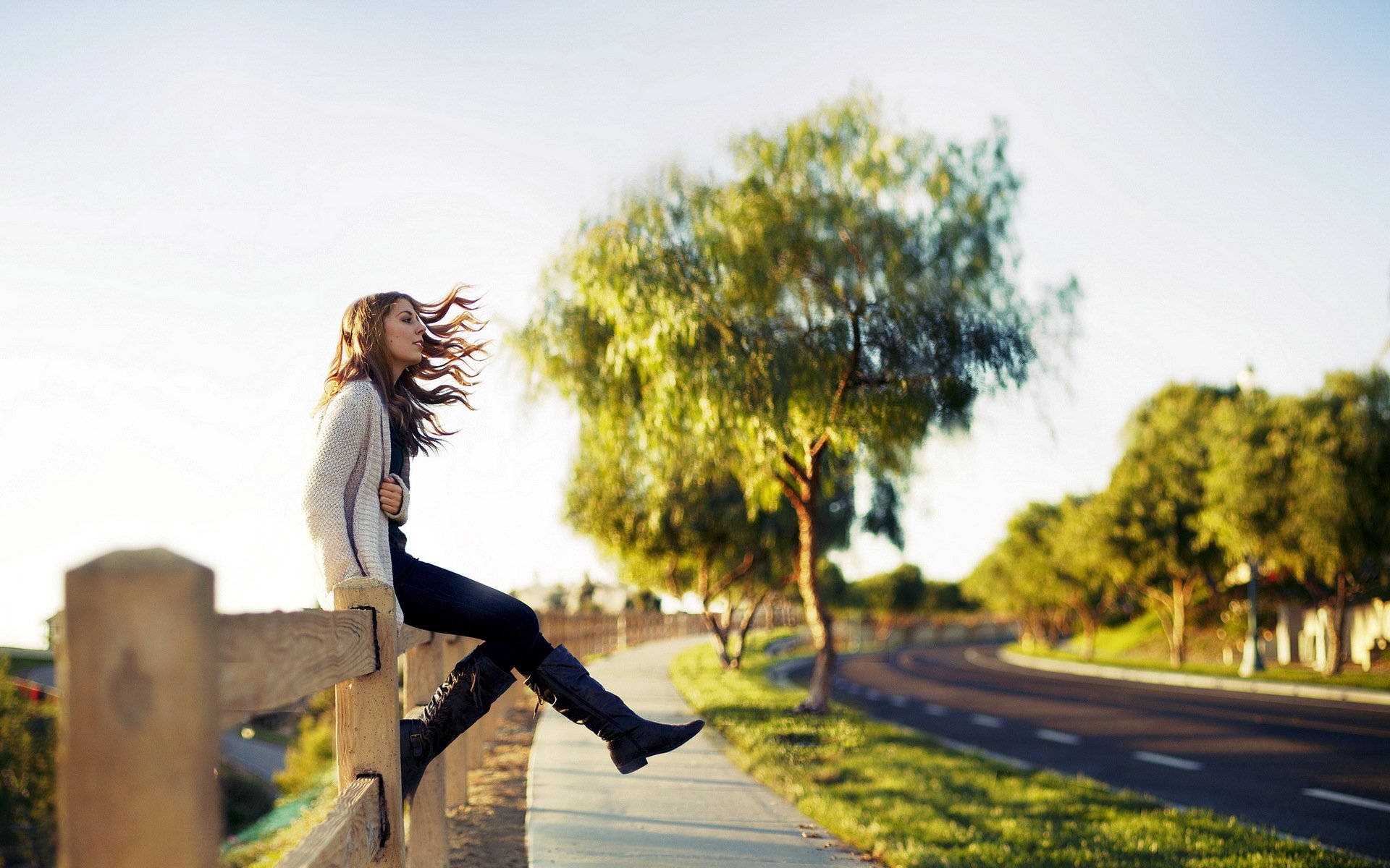 ragazza recinzione strada