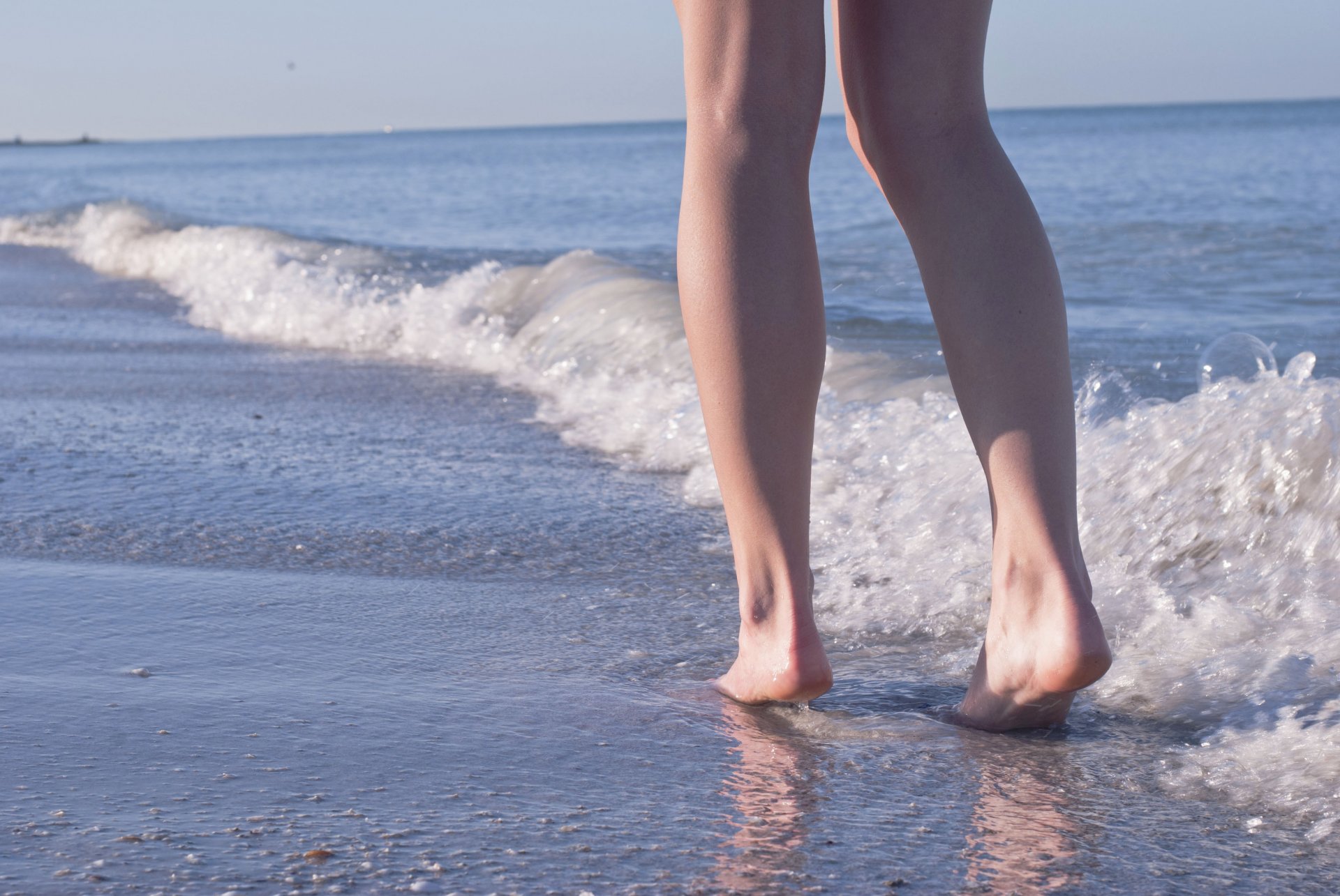 mädchen füße meer wasser welle sand