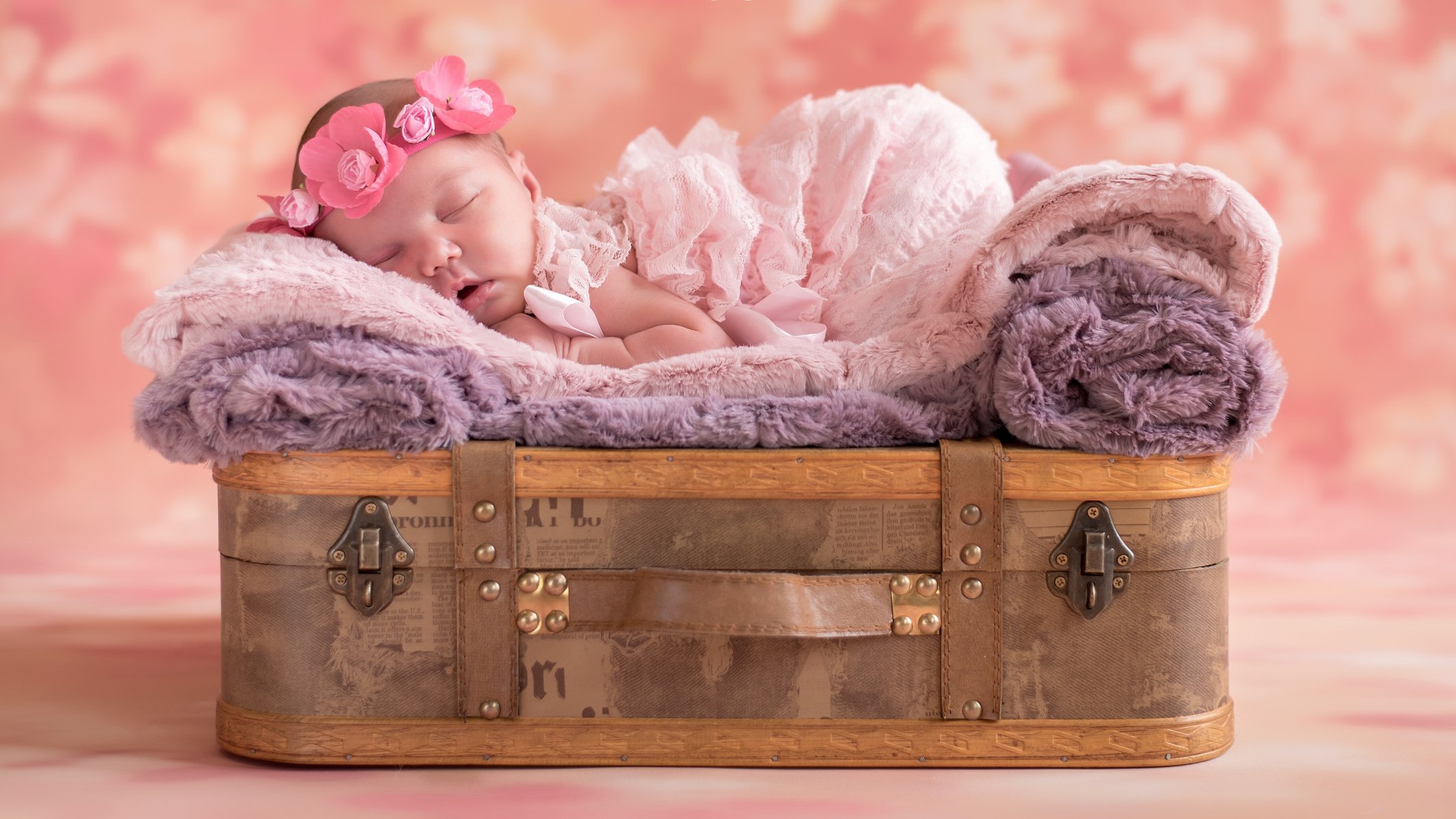 niña bebé durmiendo sueño corona maleta