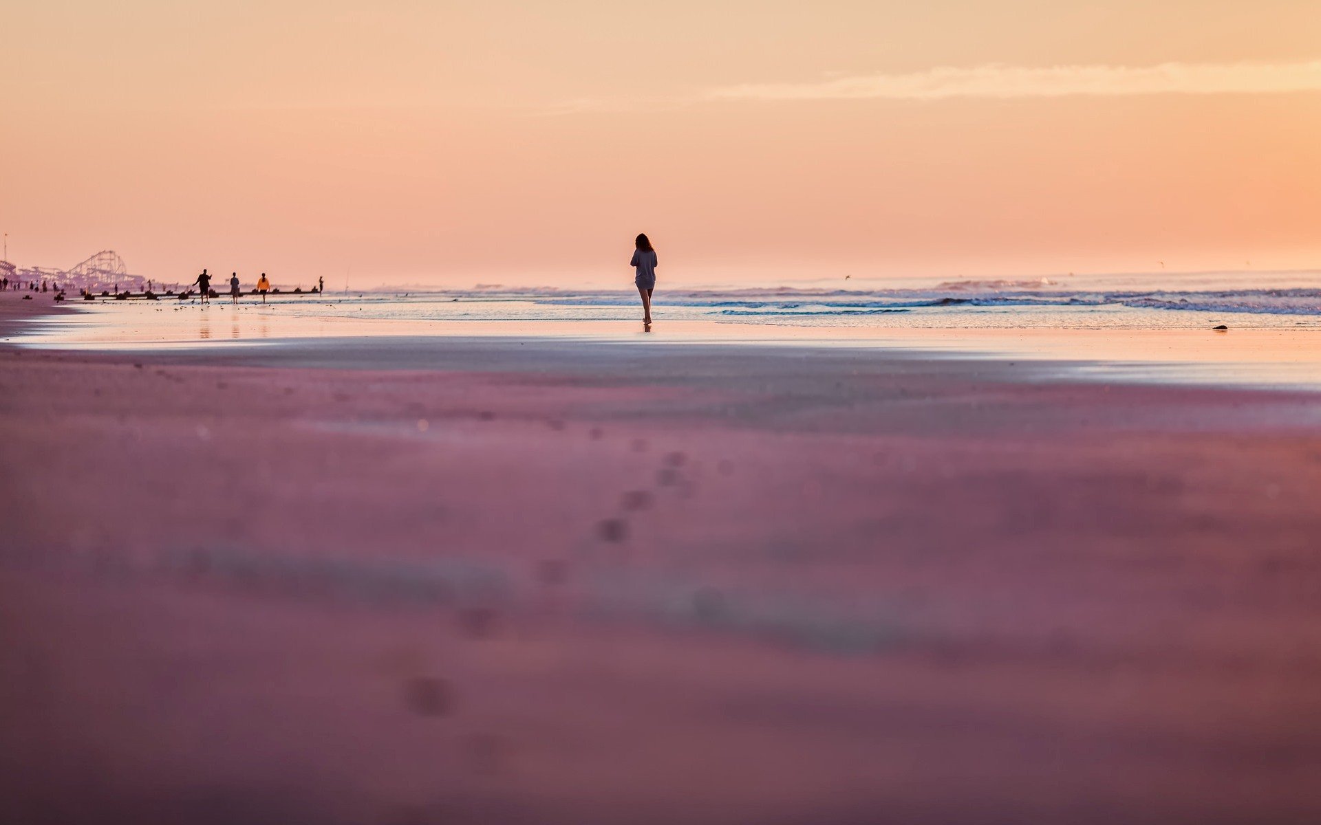 mood estate spiaggia sabbia mare persone onda ragazza silhouette romanticismo sera relax cielo