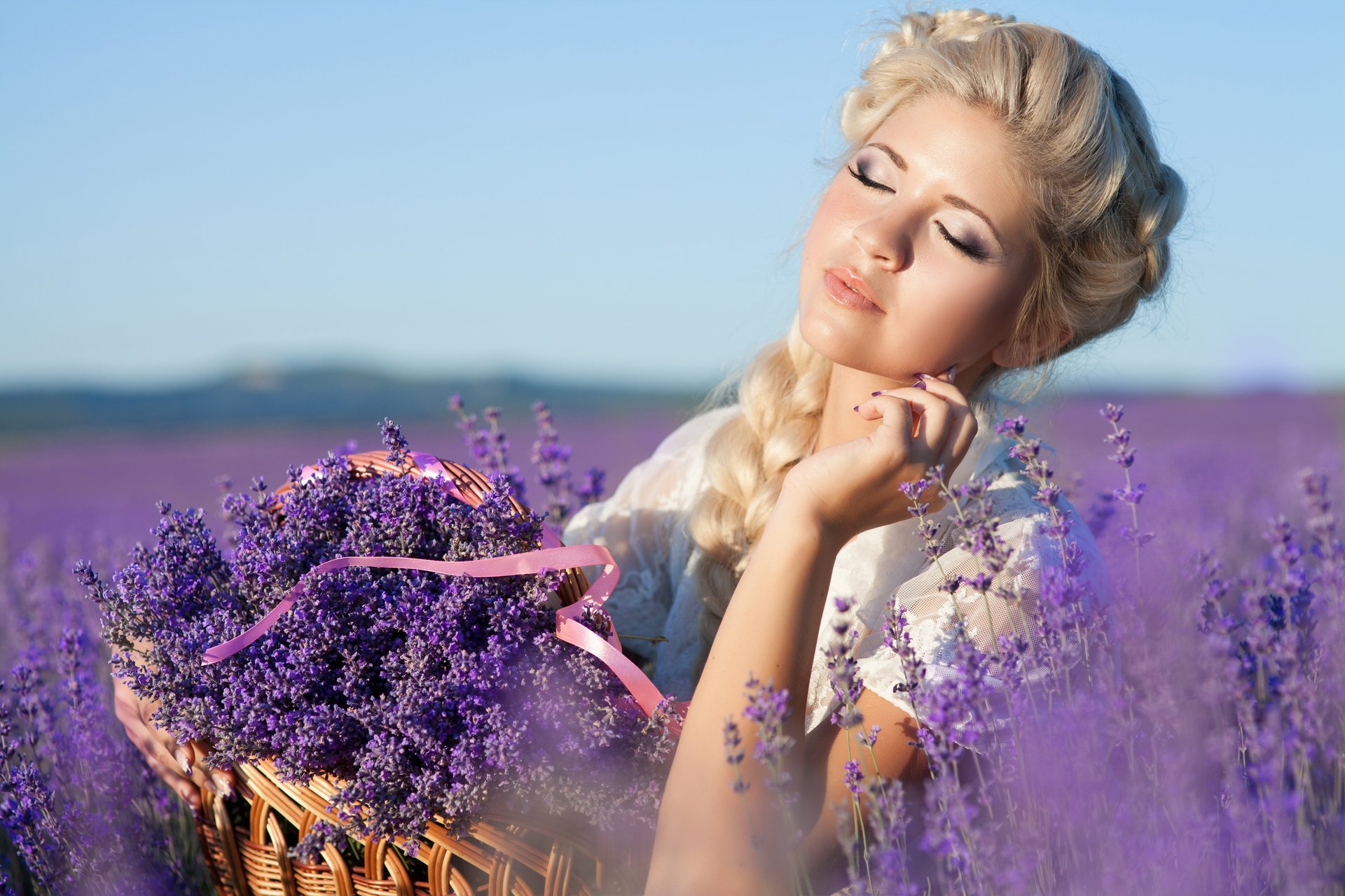 natur lavendelfeld mädchen blond frisur make-up korb lavendel