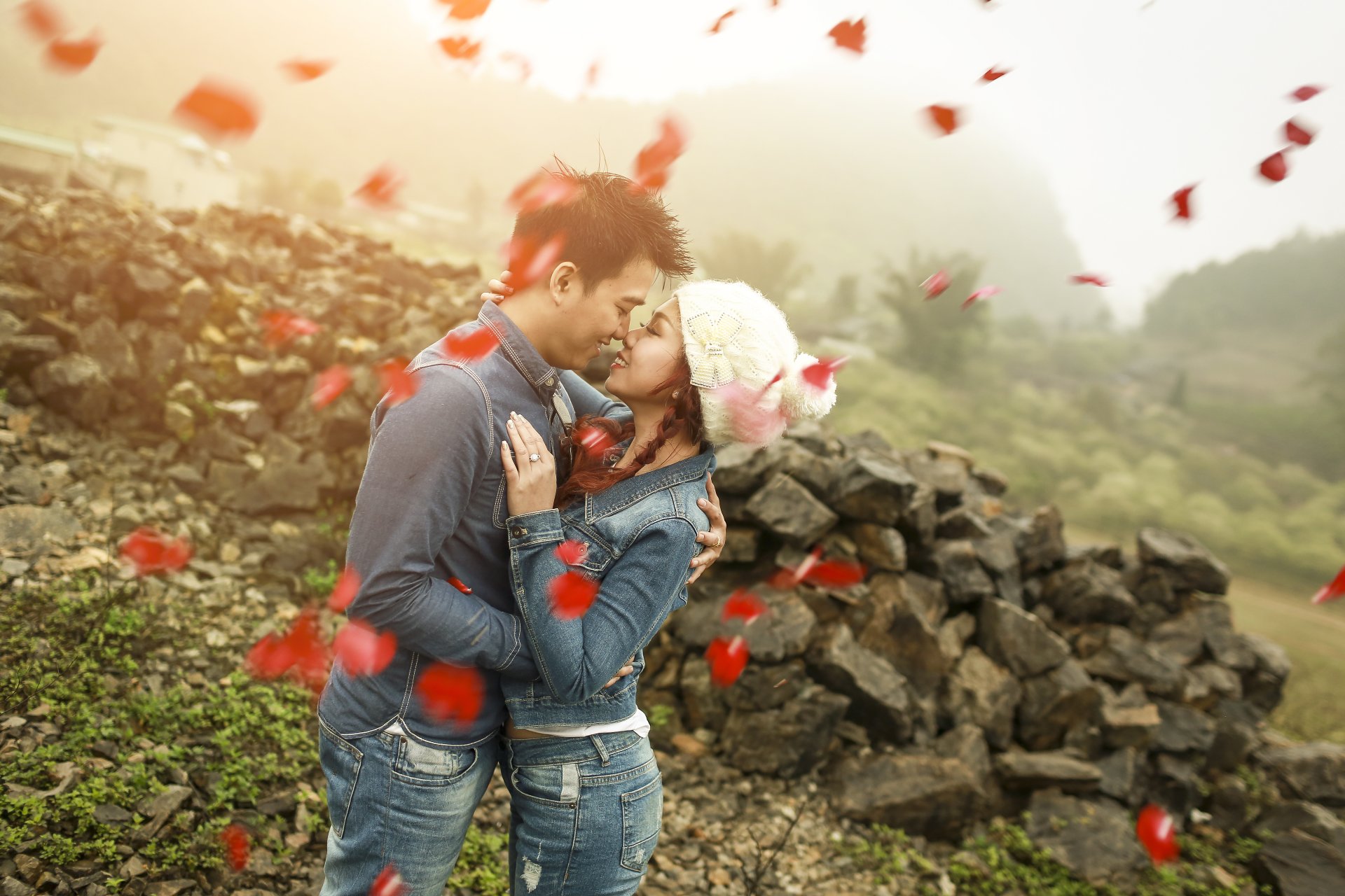 amantes sentimiento dos hombre mujer novio chica amor jeans pétalos
