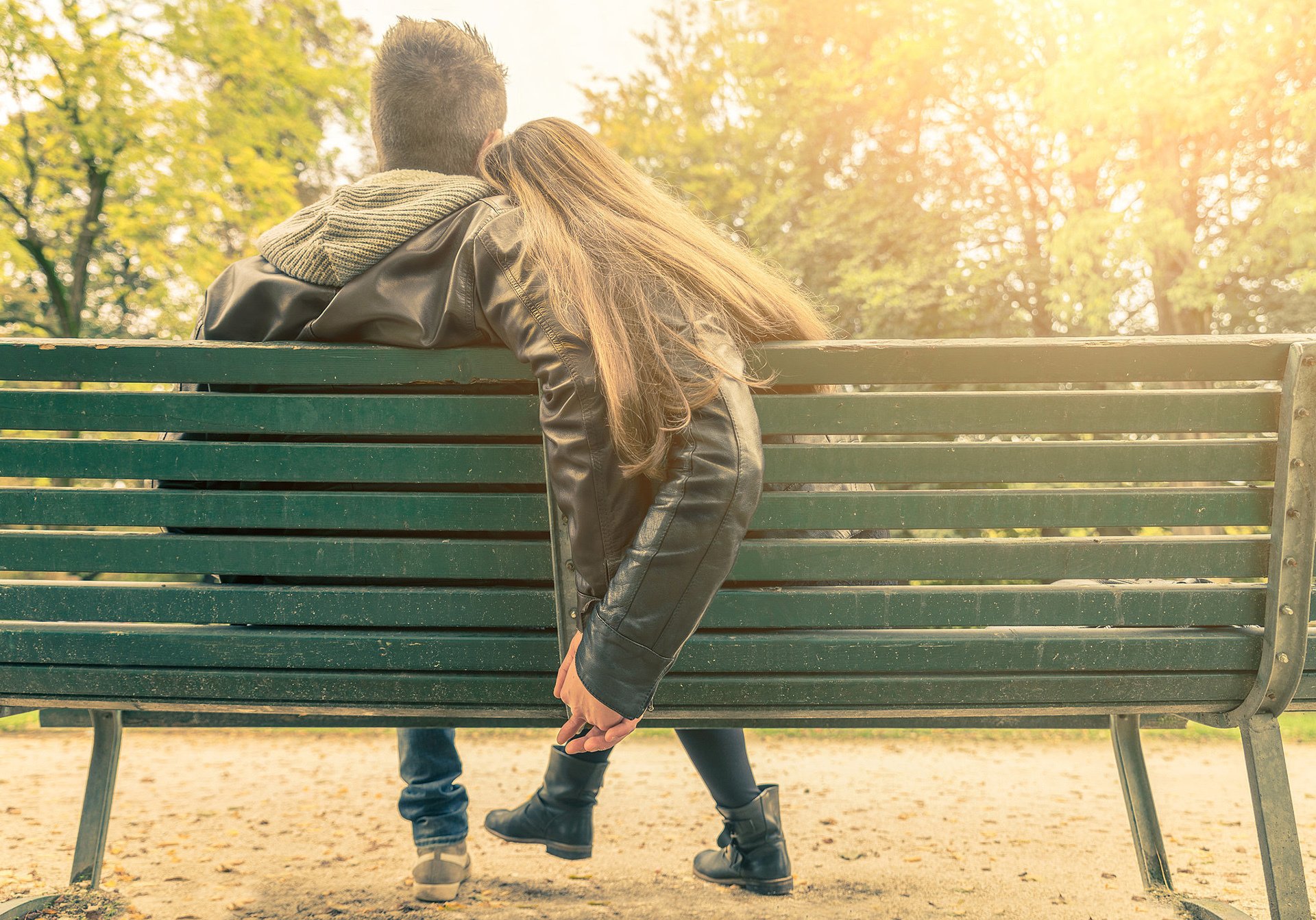 de la romance un rendez-vous une fille un gars un parc un banc