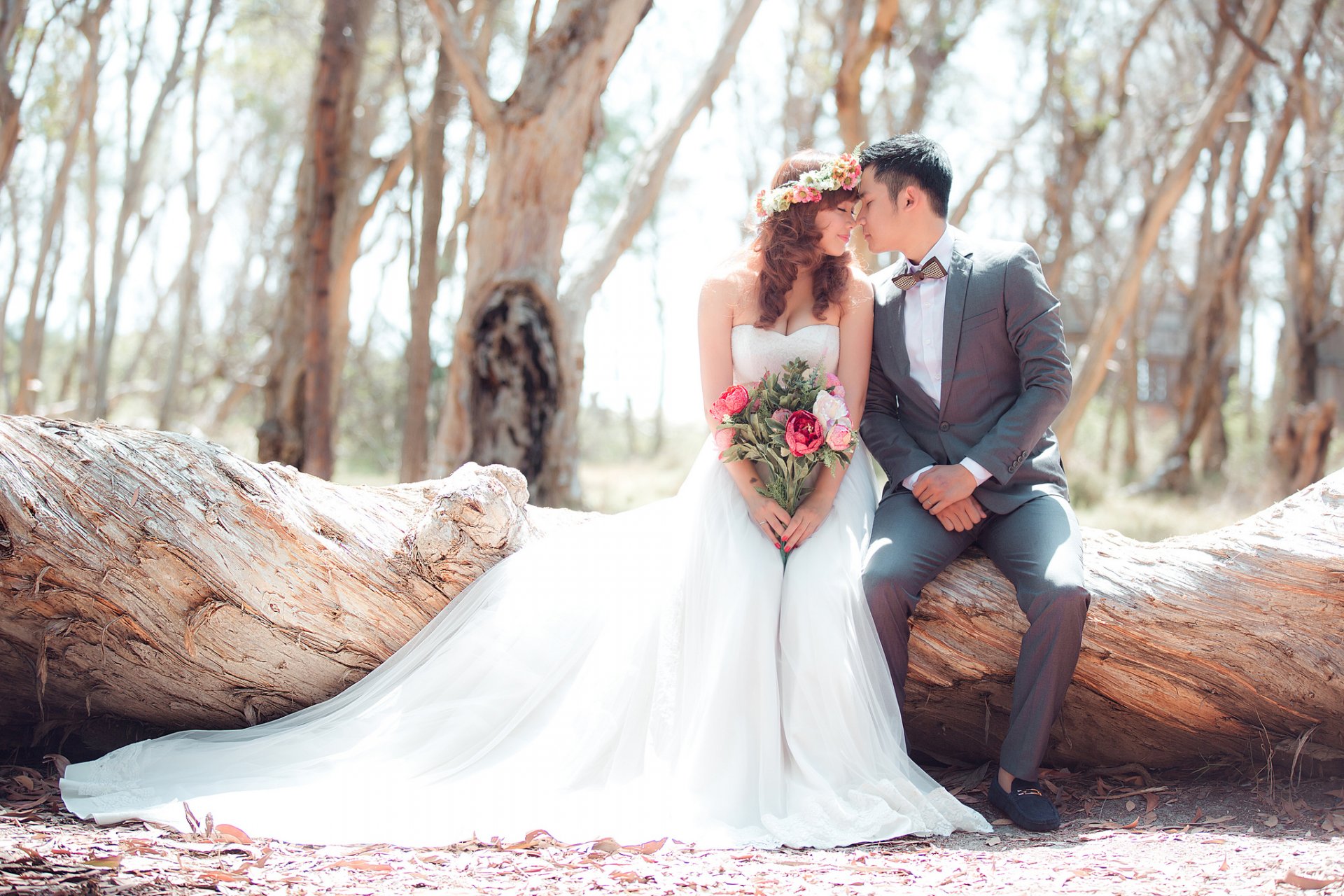 le couple marié la mariée mariage bouquet de fleurs couronne de fleurs la forêt le bois les arbres les feuilles