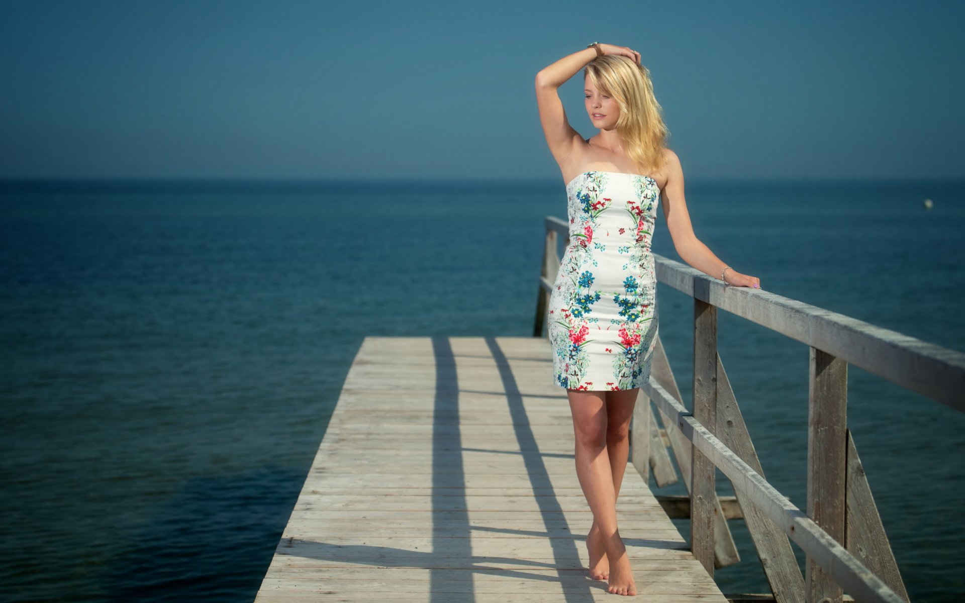 mädchen meer brücke