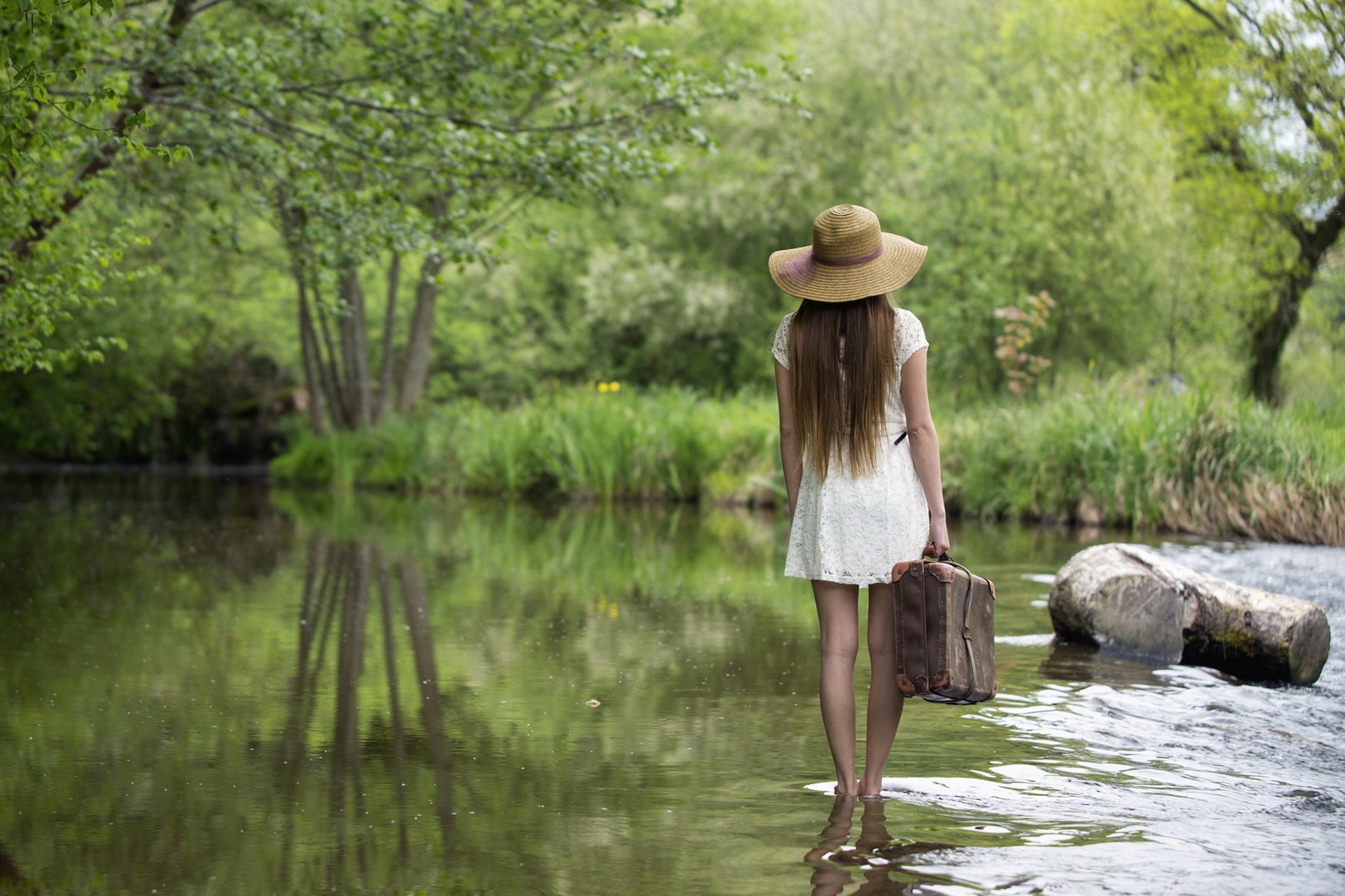 chica río maleta estado de ánimo