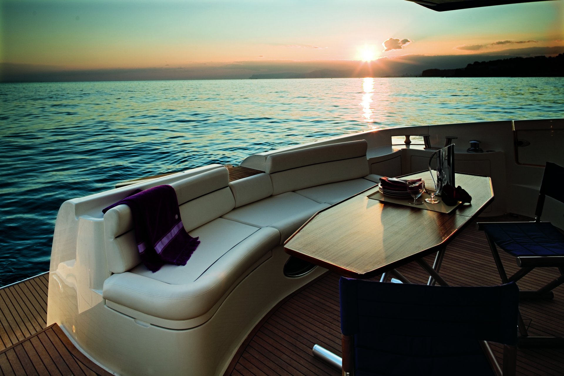 soir coucher de soleil mer yacht table verres à vin repos voyage humeur