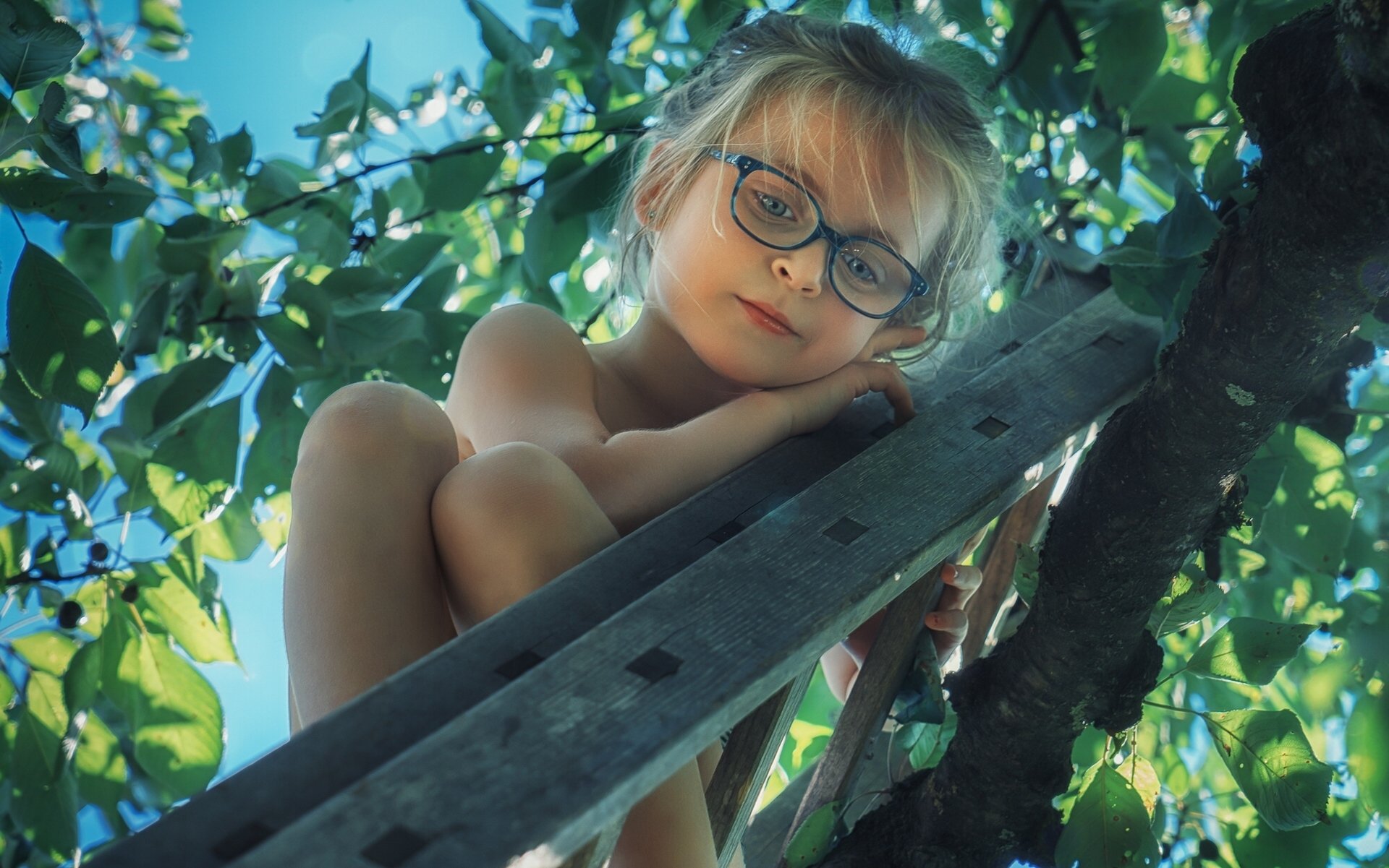 chica gafas árbol escalera estado de ánimo