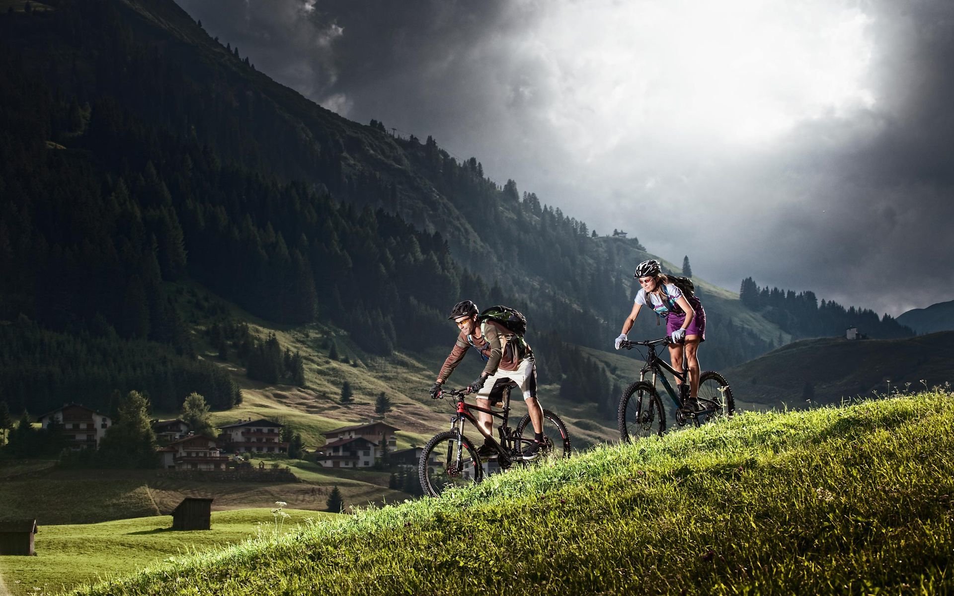 un homme une femme des cyclistes des touristes des montagnes des alpes de la nature
