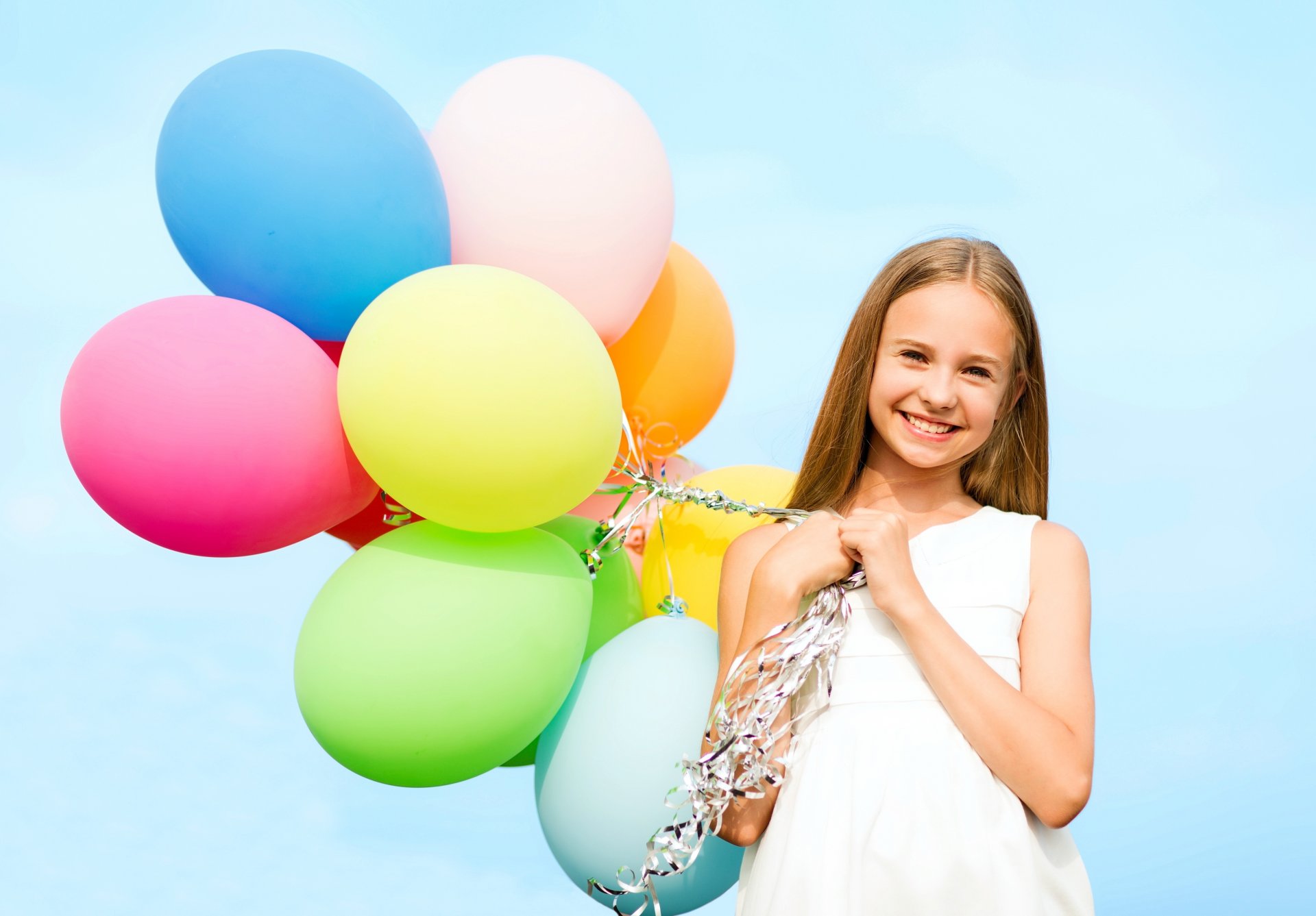 felice palloncini colorato cielo ragazza sorriso palloncini ragazza gioia felicità