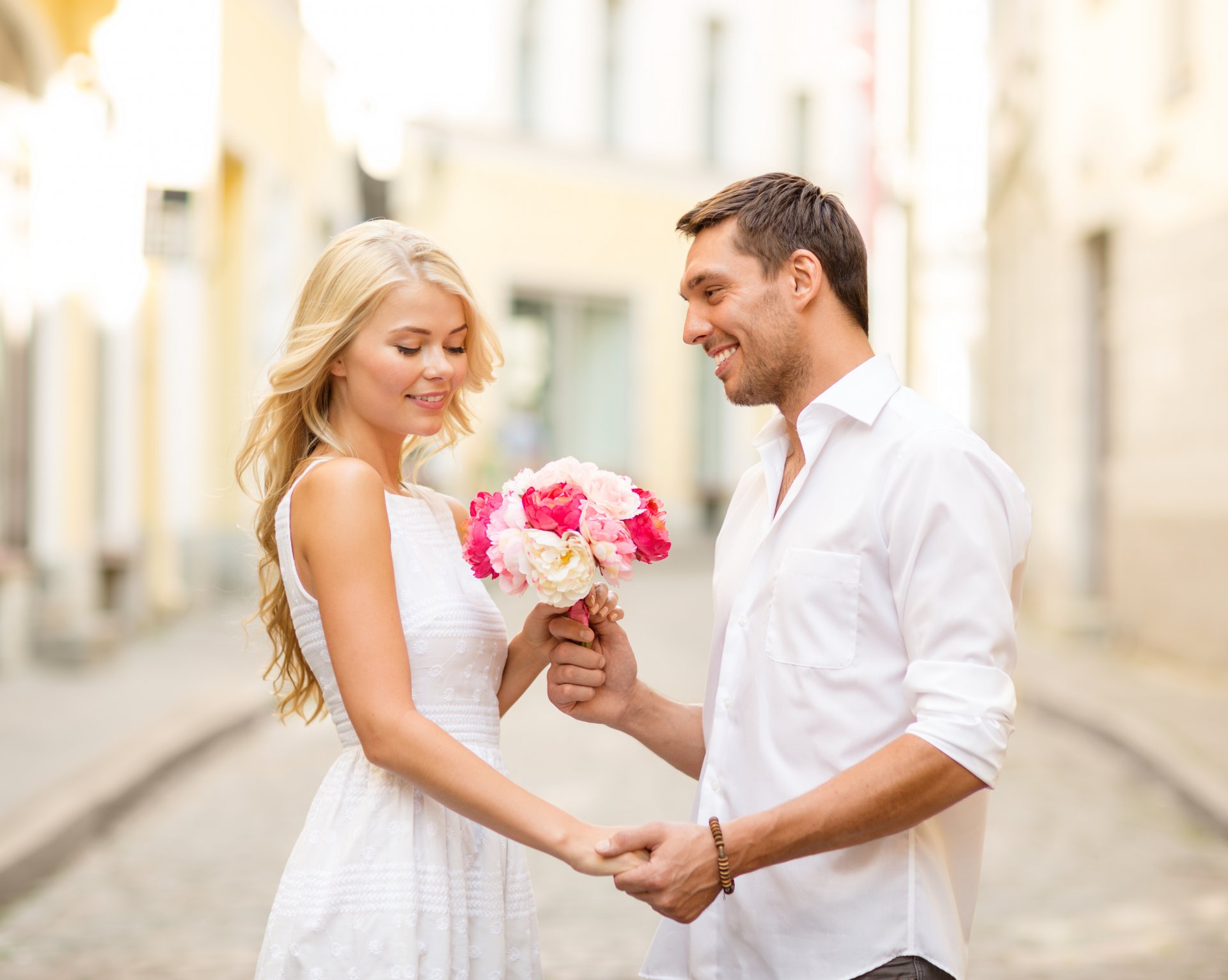 le bouquet de fleurs les gens les relations le couple les fleurs