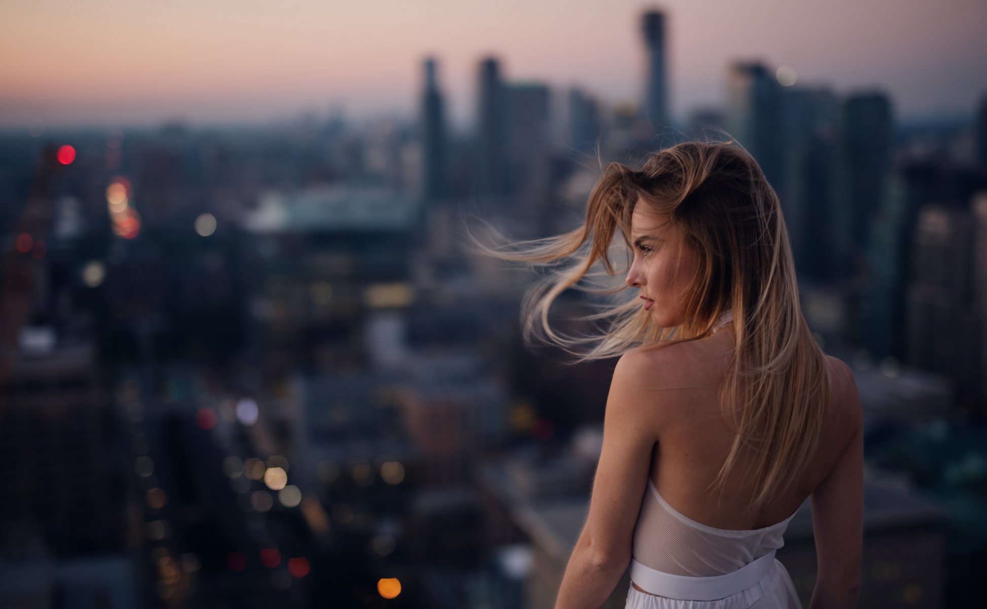 maya ragazza città bokeh vento capelli jesse herzog