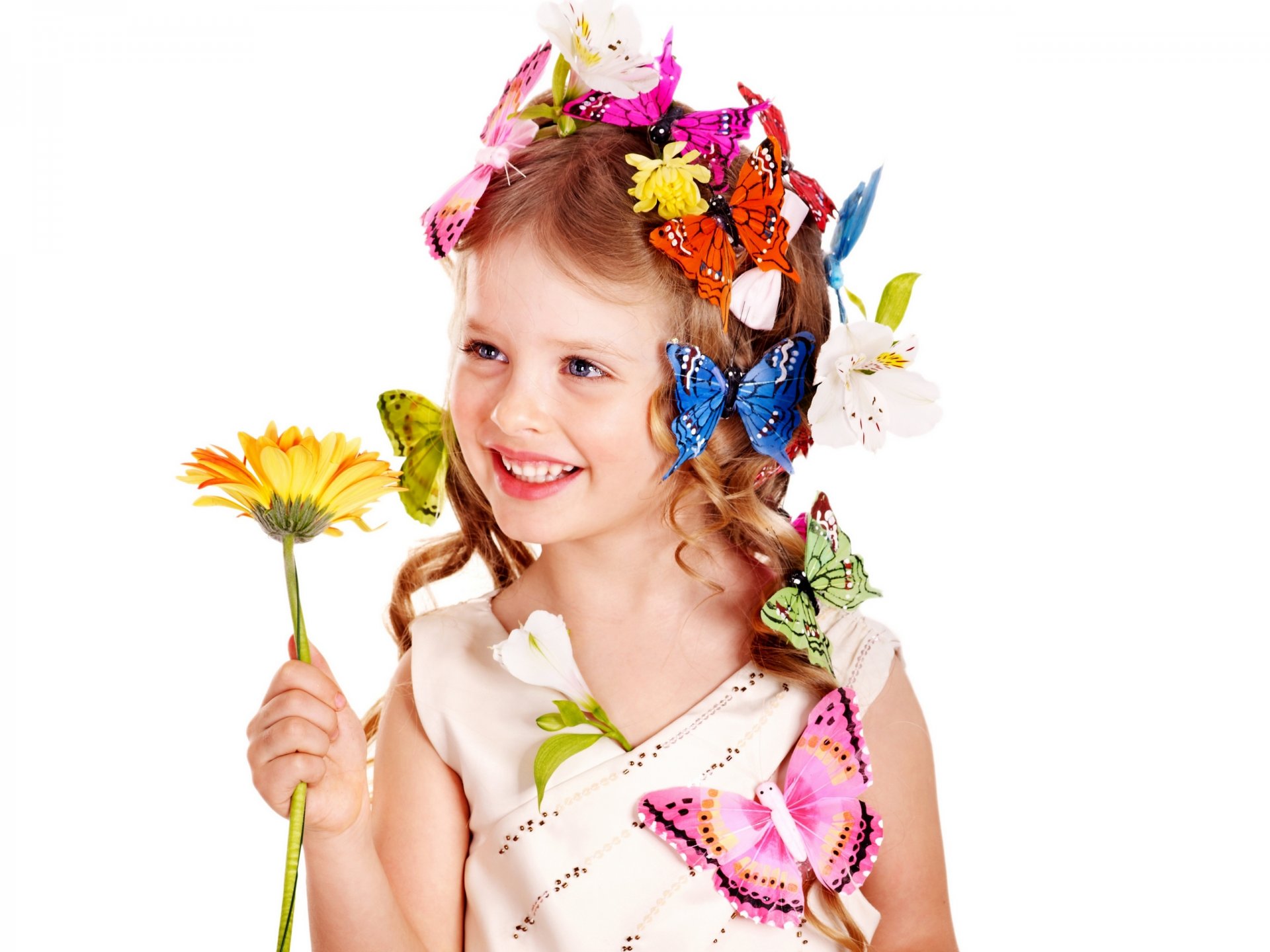 la jeune fille lumineux bébé beauté des papillons des fleurs des cheveux des boucles des frisottis de tournesol jeune fille beau blond les yeux bleus la petite le charme les papillons les кудряшки fleur tournesol