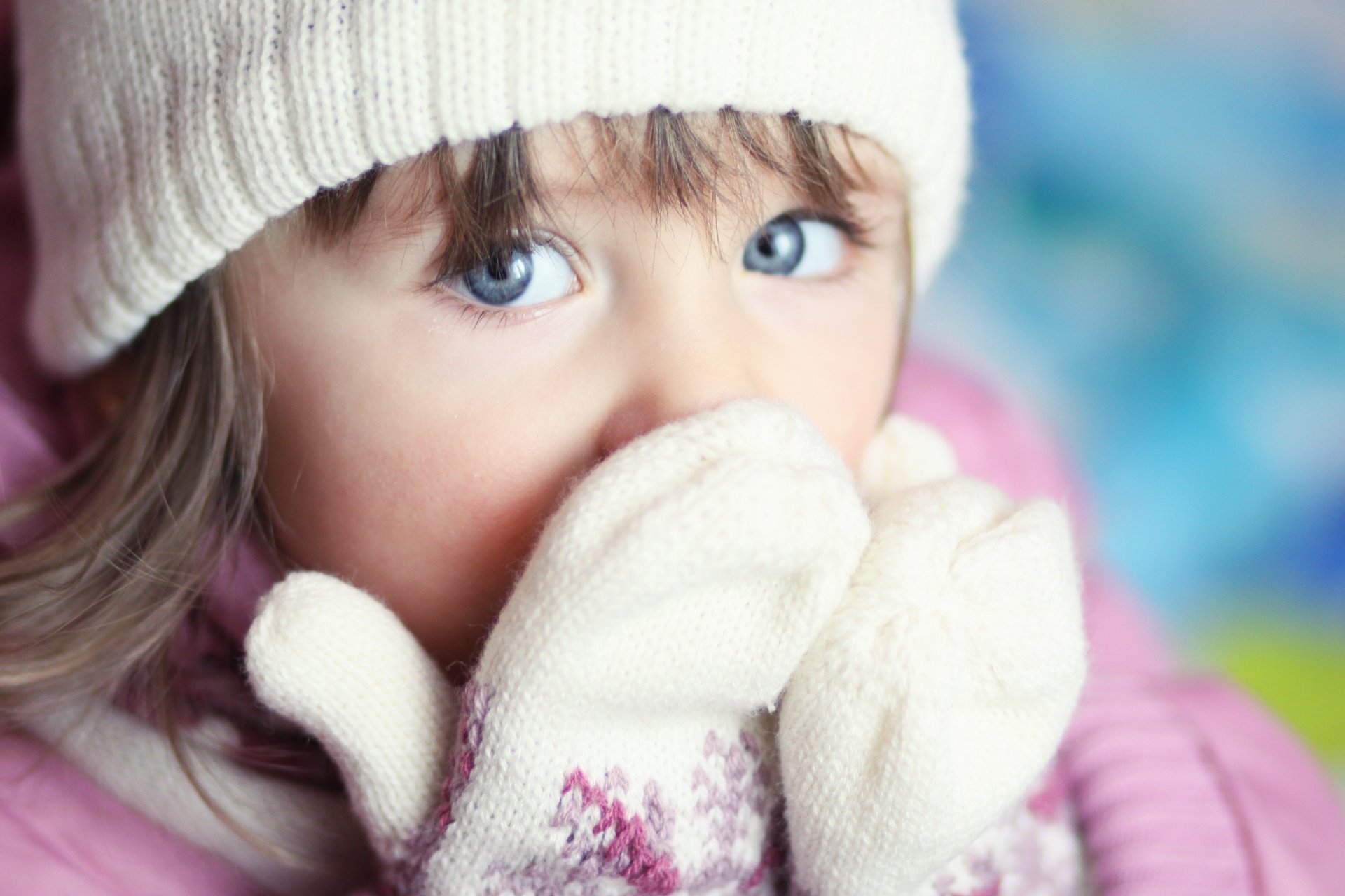 la petite fille les yeux bleus un regard un bonnet des mitaines attache