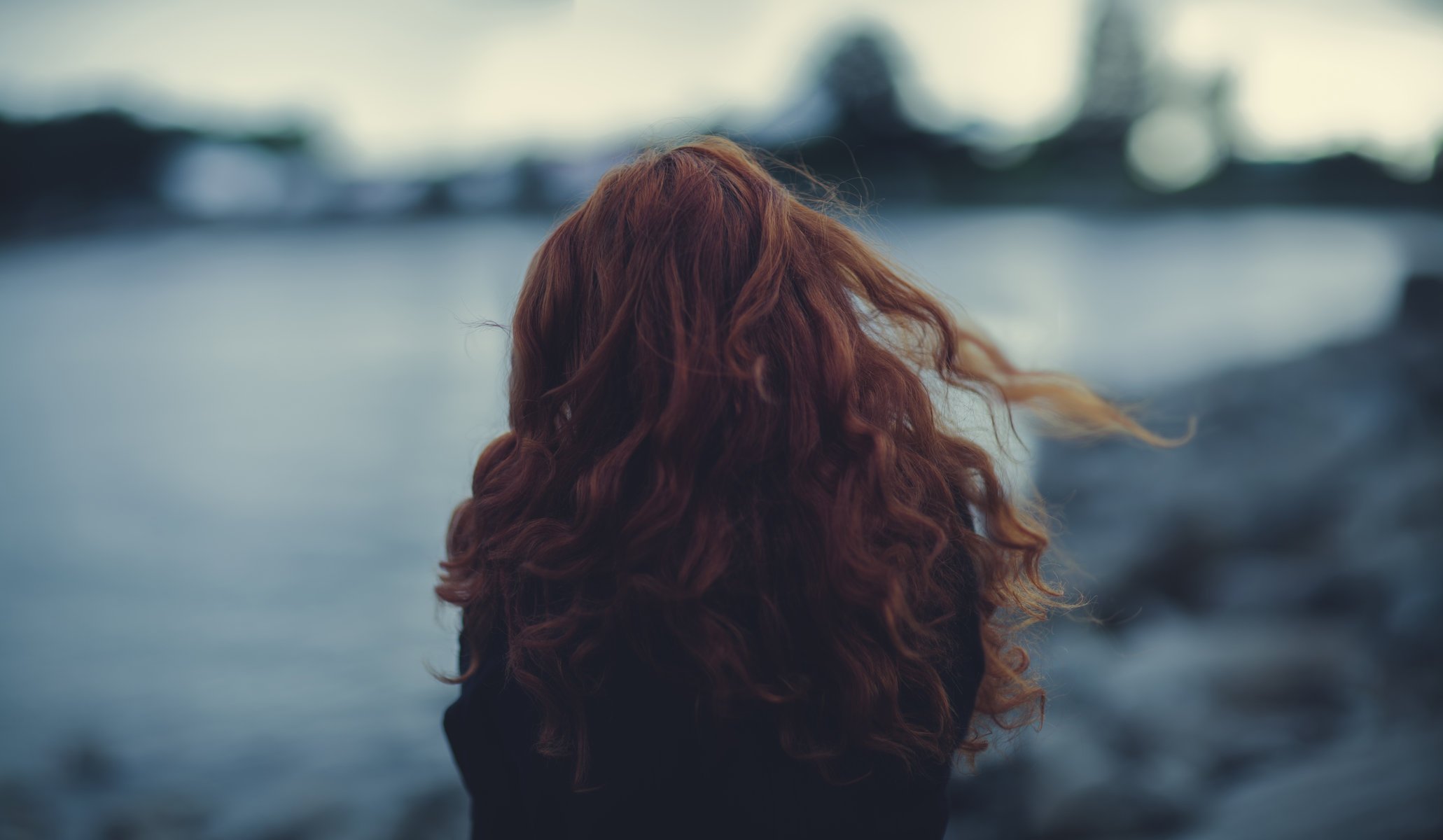 fille boucles cheveux bokeh gros plan vent