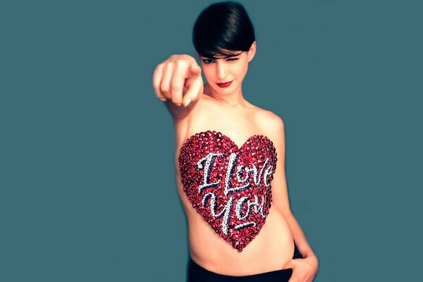 Ragazza semi-nuda con Body painting a forma di cuore invece di una maglietta