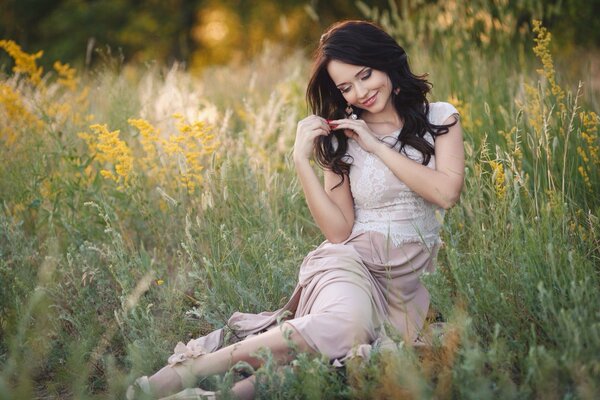 Dziewczyna w polu. Model. Brunetka