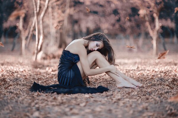 Hermosa chica en el bosque de otoño