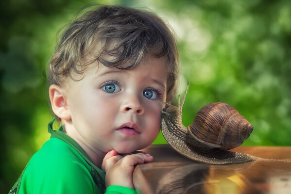 Un Caracol besó a un niño pequeño