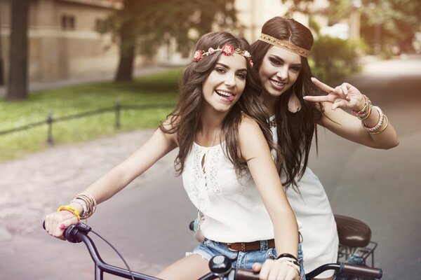Novias montando de buen humor en bicicleta