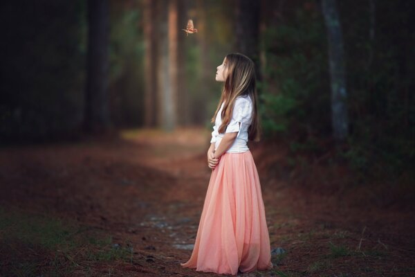 Solitaria bella ragazza nel bosco