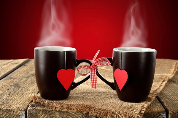 Noirs de tasse avec des coeurs sur fond rustique