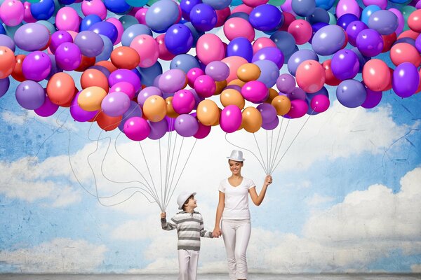 Idée pour une séance photo de maman avec bébé. Qu est-ce qui peut être des balles insouciantes sur un fond de ciel bleu?