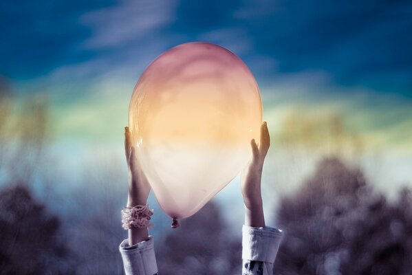 Le ballon est dans les mains de filles