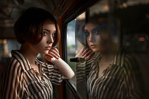 Olya guarda fuori dalla finestra un bel riflesso