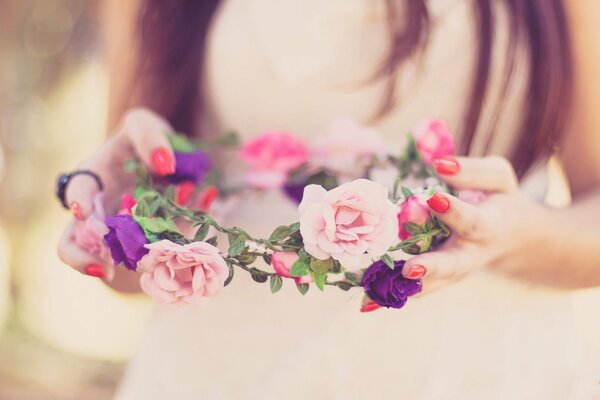 Heureux avec une jolie couronne de fleurs