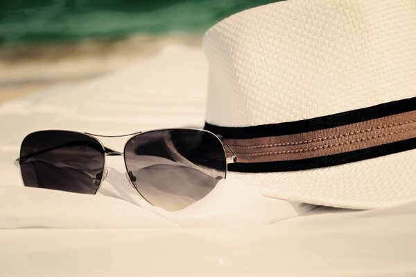 Vacanza al mare con cappello e occhiali