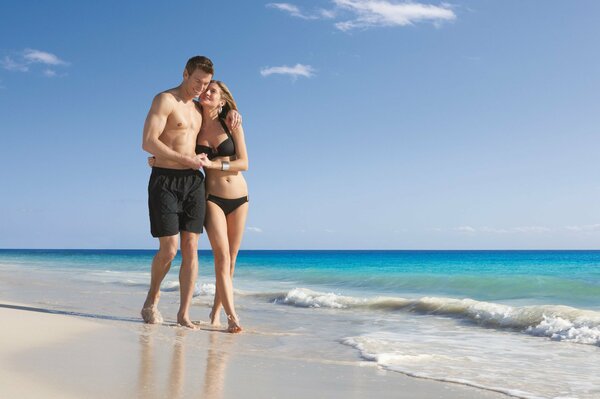 Young couple enjoying summer by the ocean