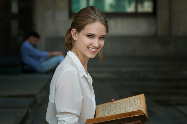 Dennis Dzhevin distratto leggendo un libro ragazza
